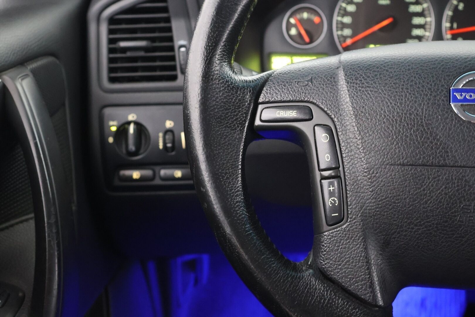 Volvo V70 2006 2,5T Geartronic | Myydään huutokaupat.comissa | - | Myydään huutokaupat.comissa | Koukku | Suomi-auto | Lohko | LED-lisävalo | 2x vanteet renkaineen | Tehokas malli! |