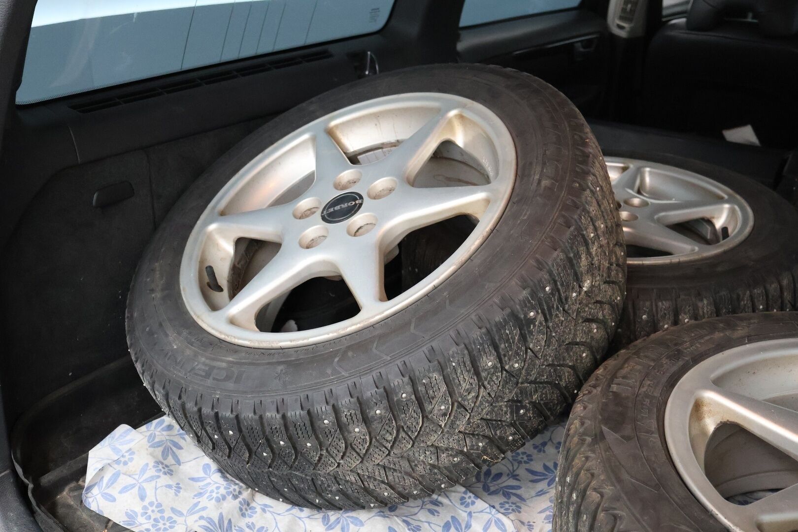 Volvo V70 2006 2,5T Geartronic | Myydään huutokaupat.comissa | - | Myydään huutokaupat.comissa | Koukku | Suomi-auto | Lohko | LED-lisävalo | 2x vanteet renkaineen | Tehokas malli! |