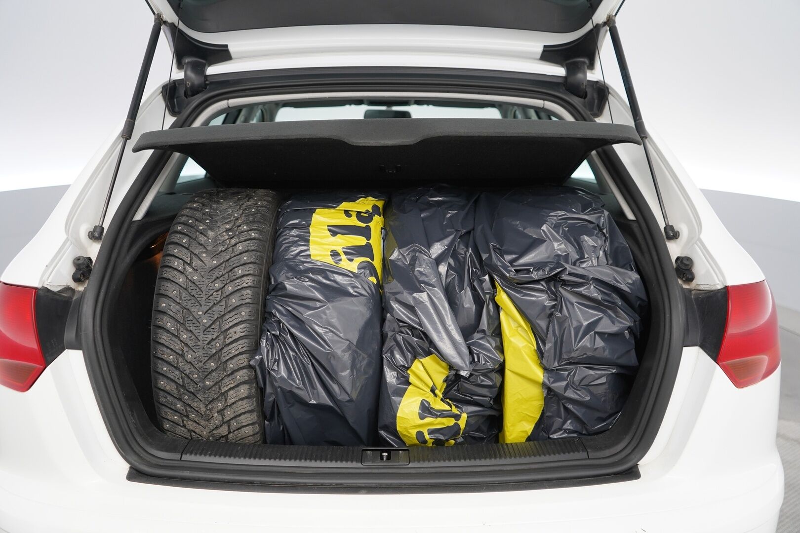 Audi A3 2006 4D Sportback 1.6 - Suomi-auto | Lohko+sisälämmitin | Ilmastointi | Audi Concert | Vakionopeudensäädin | Kahdet renkaat | Juuri huollettu | Juuri katsastettu