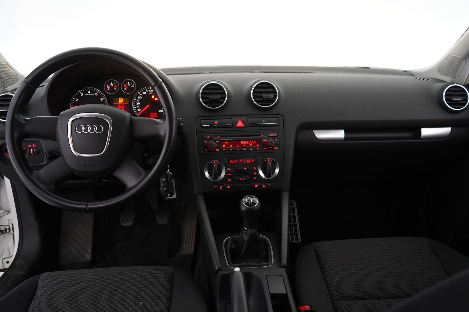 Audi A3 2006 4D Sportback 1.6 - Suomi-auto | Lohko+sisälämmitin | Ilmastointi | Audi Concert | Vakionopeudensäädin | Kahdet renkaat | Juuri huollettu | Juuri katsastettu