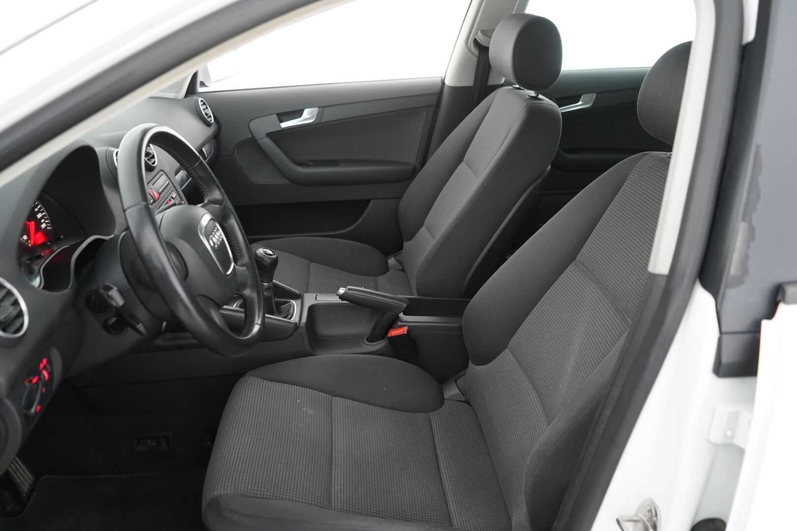 Audi A3 2006 4D Sportback 1.6 - Suomi-auto | Lohko+sisälämmitin | Ilmastointi | Audi Concert | Vakionopeudensäädin | Kahdet renkaat | Juuri huollettu | Juuri katsastettu