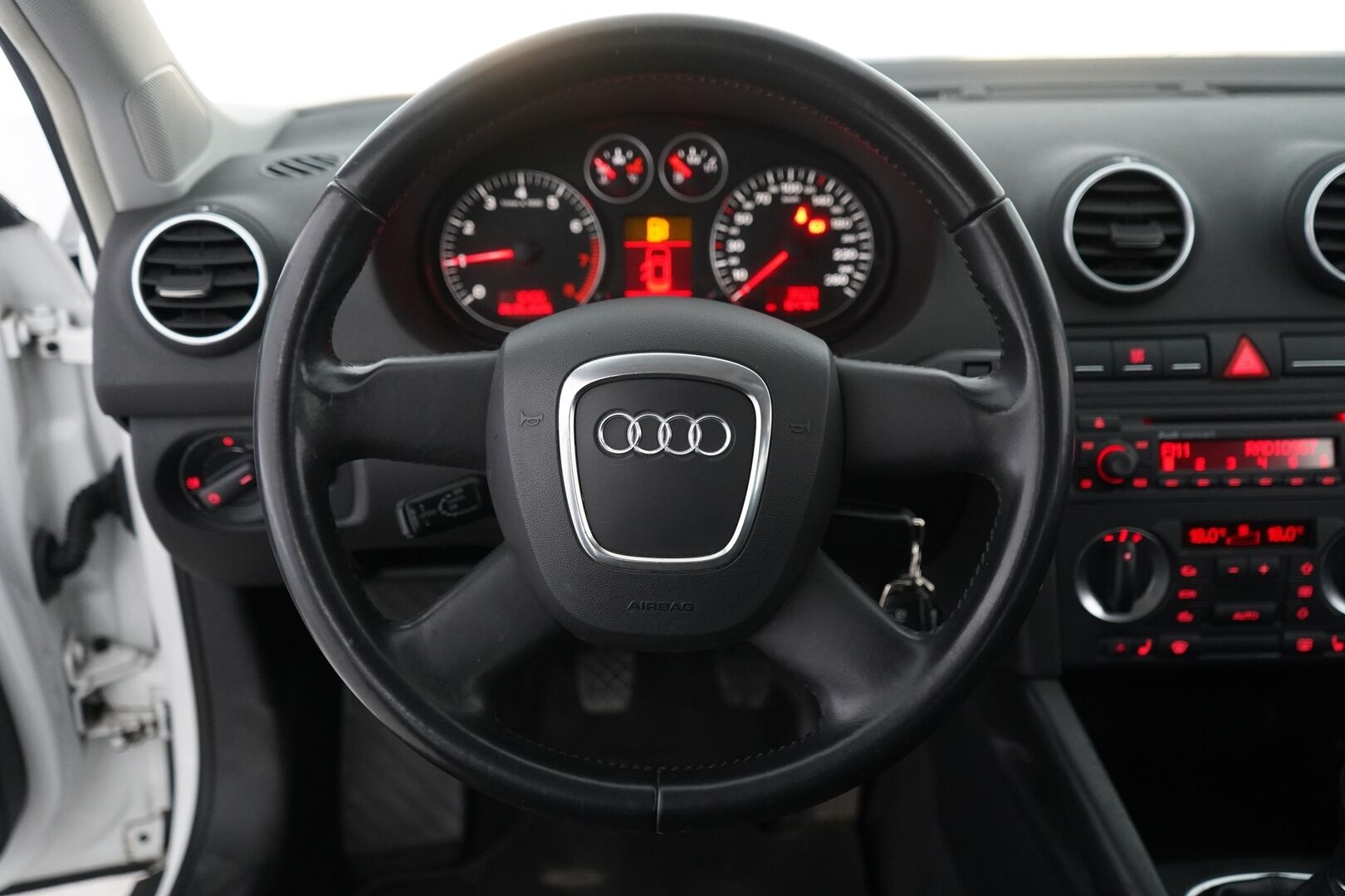 Audi A3 2006 4D Sportback 1.6 - Suomi-auto | Lohko+sisälämmitin | Ilmastointi | Audi Concert | Vakionopeudensäädin | Kahdet renkaat | Juuri huollettu | Juuri katsastettu