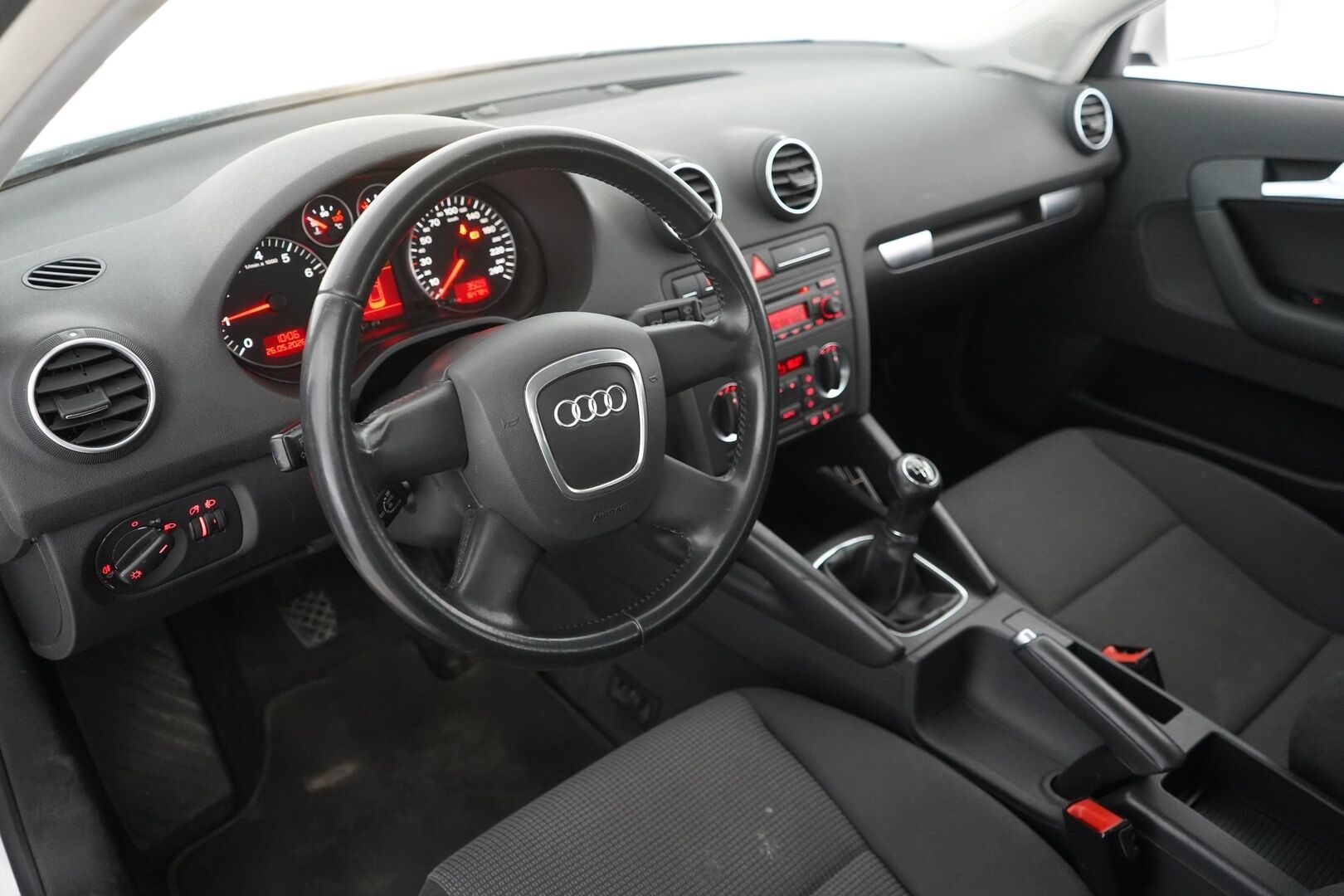 Audi A3 2006 4D Sportback 1.6 - Suomi-auto | Lohko+sisälämmitin | Ilmastointi | Audi Concert | Vakionopeudensäädin | Kahdet renkaat | Juuri huollettu | Juuri katsastettu