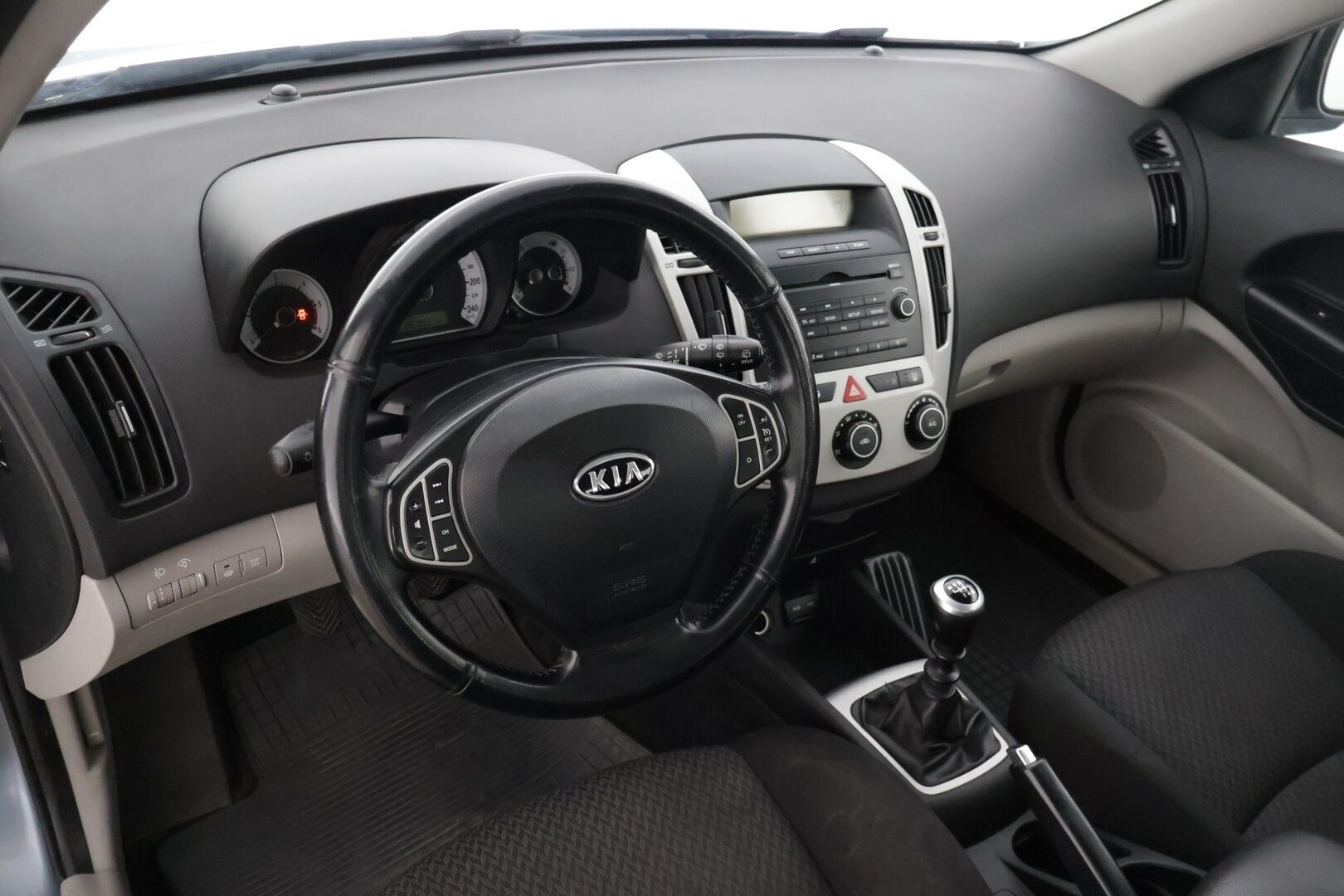 Kia CEED 2009 2,0 CRDi EX SW * Myydään huutokaupat.com-sivustolla / Suomiauto / 2x renkaat / Vetokoukku * - * Pienellä laitolla asiallinen peli! / Kaksilla renkailla ja vetokoukulla! *