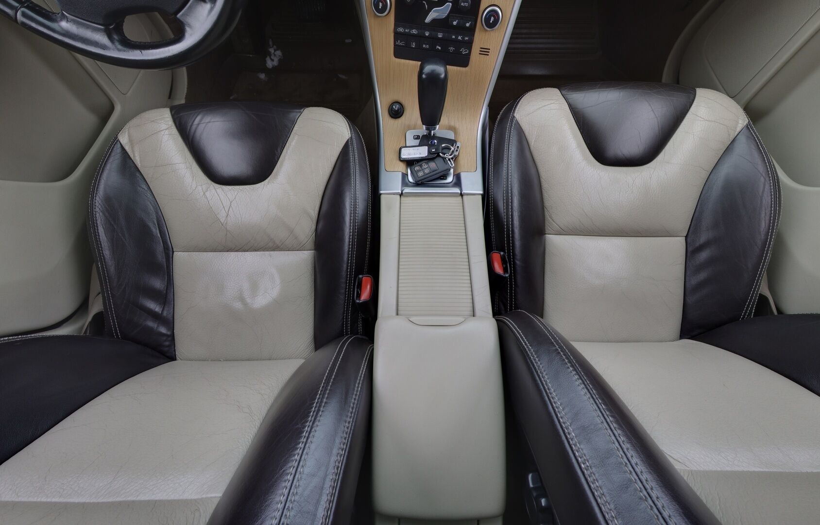 Volvo XC60 2008 D5 AWD Momentum aut. *Adapt. Vakkari / Webasto / Muistipenkki / Jakopää tehty 8/23!* - Suomi-auto / Kahdet renkaat alumiinivantein / Jakopää 8-2023