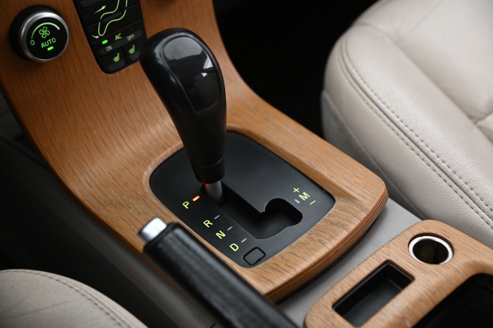 Volvo V50 2009 2,0D (136 hv) Summum aut **Suomi-Auto / Webasto / Muistipenkki / Vakkari** - *Juuri saapunut! / P-tutka / 2X Renkaat / Nahkasisusta* - Osta nyt, maksa vasta ensi vuonna