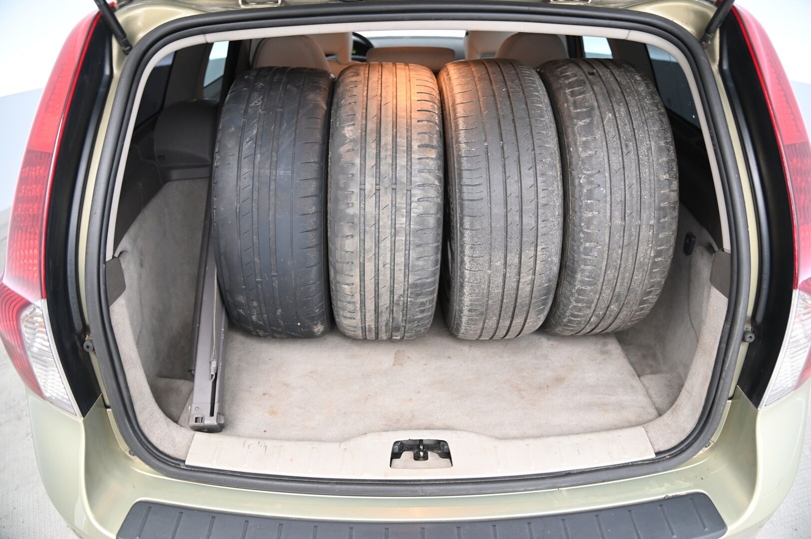 Volvo V50 2009 2,0D (136 hv) Summum aut **Suomi-Auto / Webasto / Muistipenkki / Vakkari** - *Juuri saapunut! / P-tutka / 2X Renkaat / Nahkasisusta* - Osta nyt, maksa vasta ensi vuonna