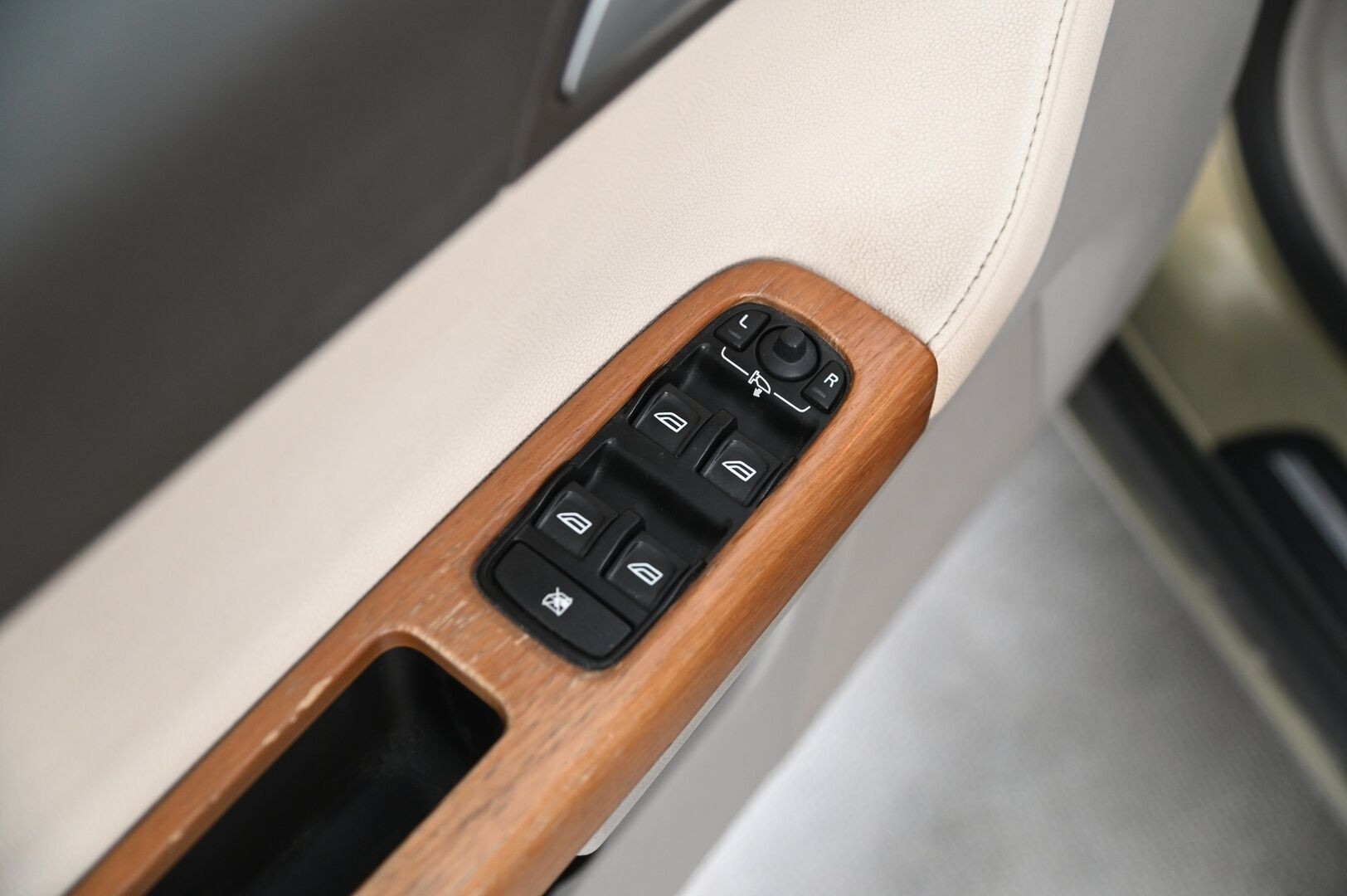 Volvo V50 2009 2,0D (136 hv) Summum aut **Suomi-Auto / Webasto / Muistipenkki / Vakkari** - *Juuri saapunut! / P-tutka / 2X Renkaat / Nahkasisusta* - Osta nyt, maksa vasta ensi vuonna