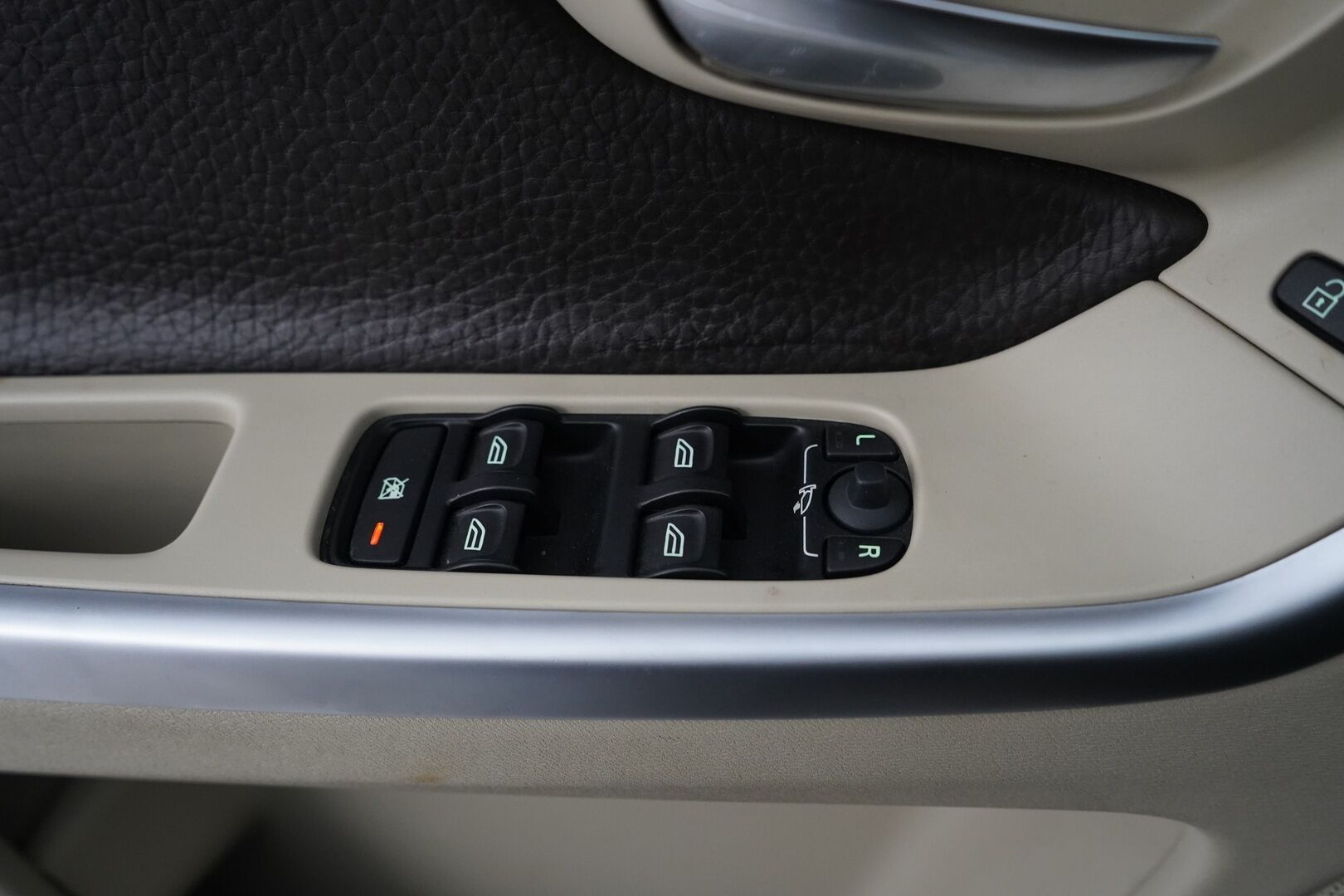 Volvo XC60 2009 D5 AWD Summum *- YritysOutlet - Myydään vain yrityksille * - Suomi-auto / Nahkasisusta / Muistipenkki / Webasto / Vetokoukku