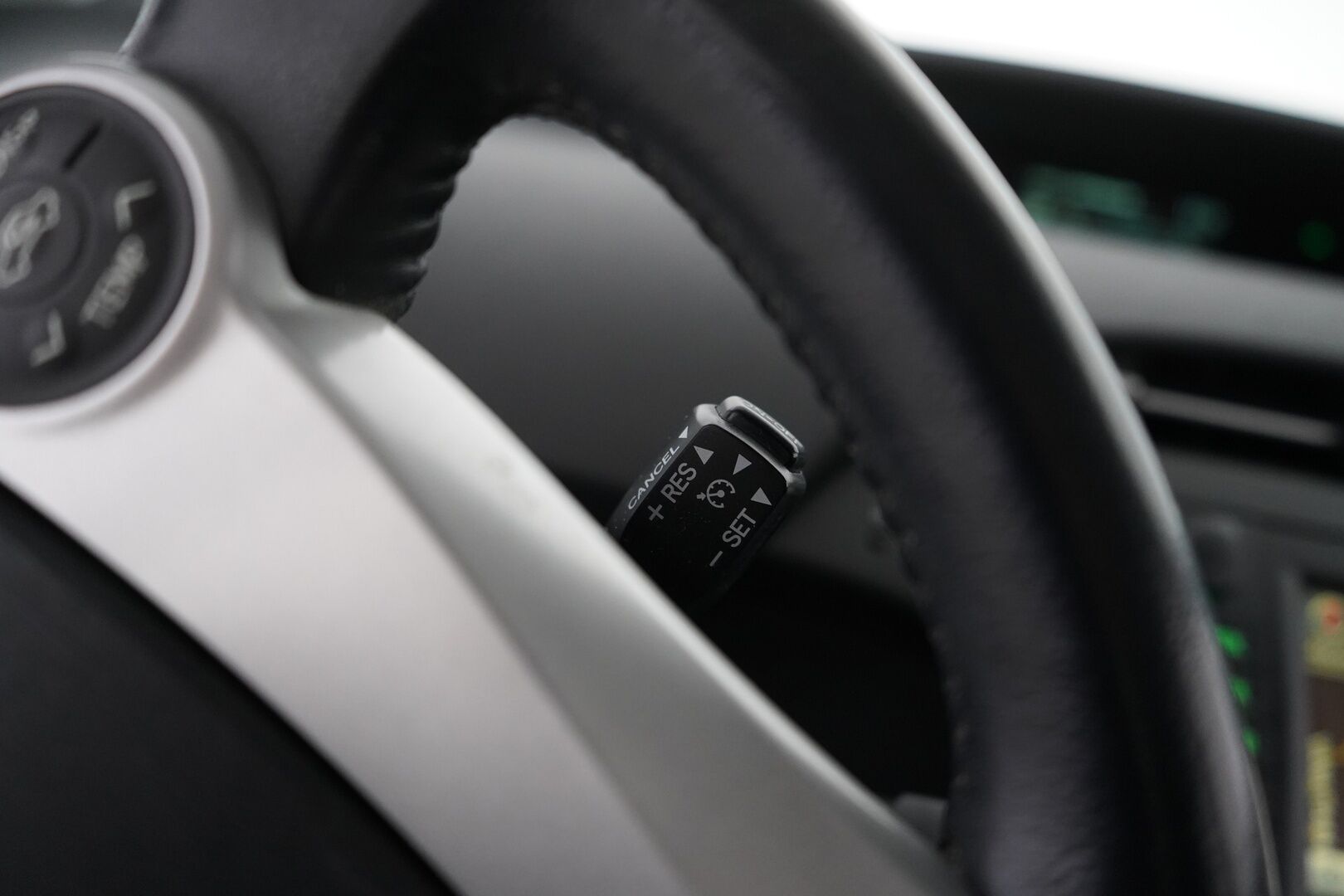Toyota Prius 2011 HSD Premium 5ov * HUD / Peruutuskamera / Keyless / Vakkari / Lohkolämmitin * - Suomi-auto / Merkkihuollettu / Katsastettu 30.7.25 / Viimeisin huolto 238tkm 