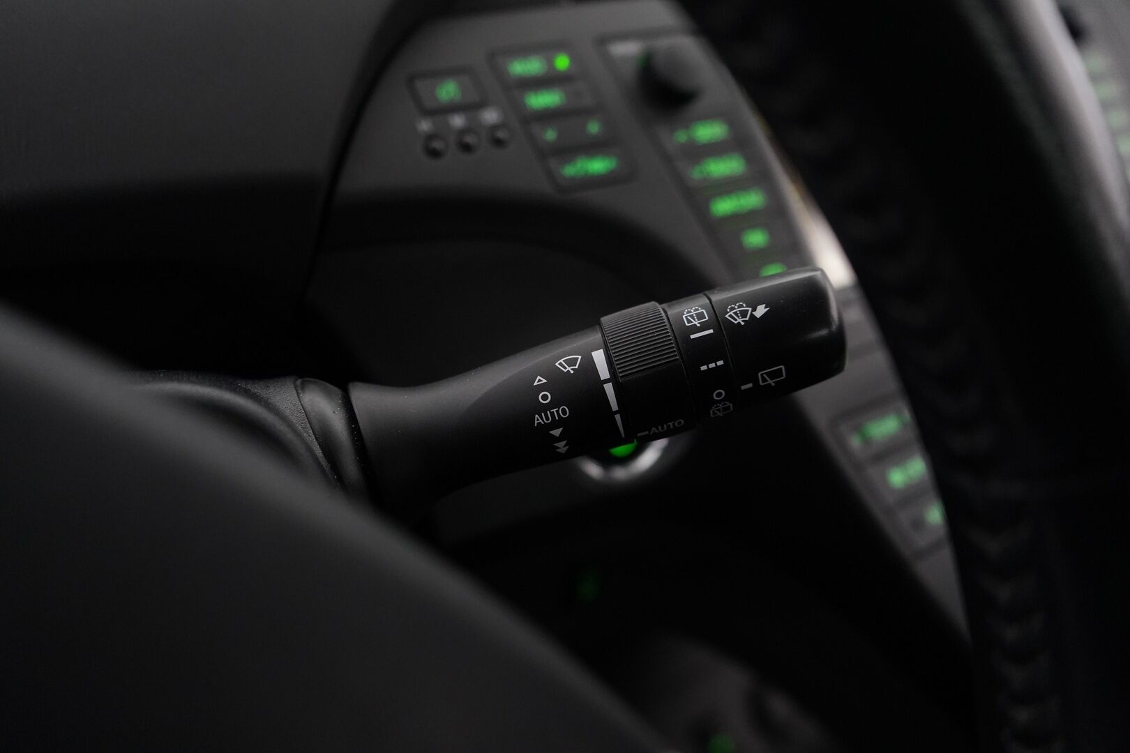 Toyota Prius 2011 HSD Premium 5ov * HUD / Peruutuskamera / Keyless / Vakkari / Lohkolämmitin * - Suomi-auto / Merkkihuollettu / Katsastettu 30.7.25 / Viimeisin huolto 238tkm 