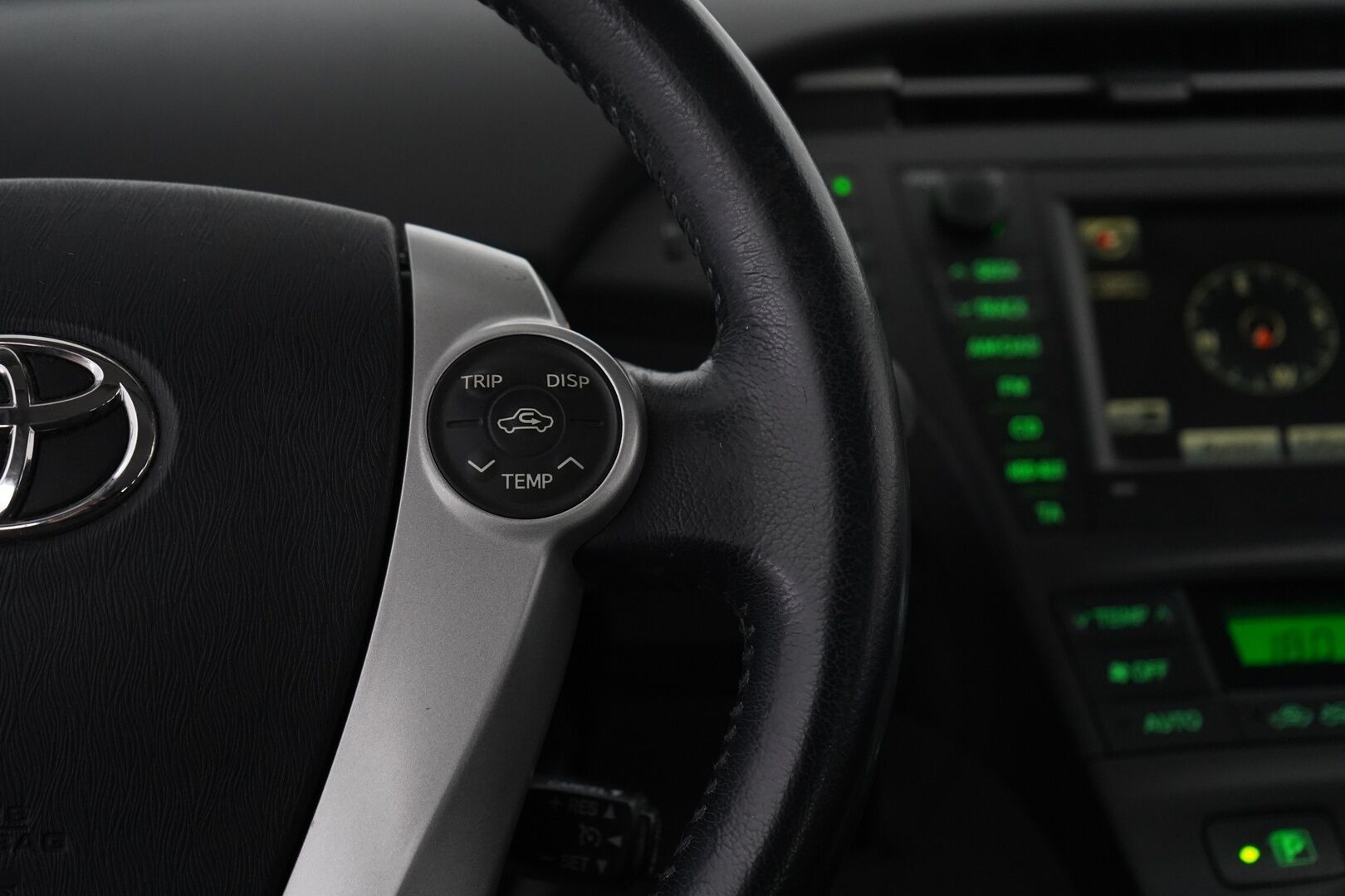 Toyota Prius 2011 HSD Premium 5ov * HUD / Peruutuskamera / Keyless / Vakkari / Lohkolämmitin * - Suomi-auto / Merkkihuollettu / Katsastettu 30.7.25 / Viimeisin huolto 238tkm 