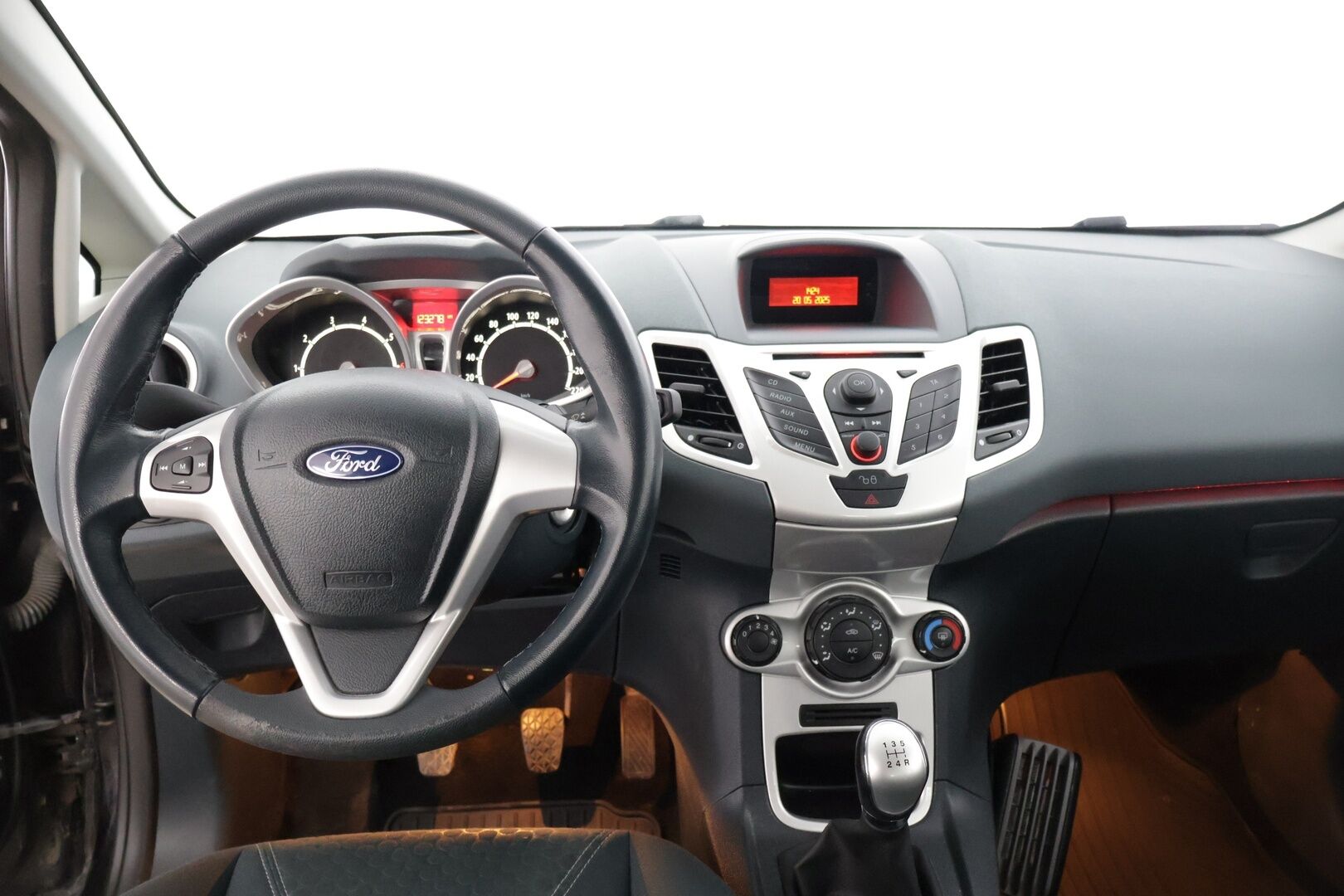 Ford Fiesta 2010 1,25 82 hv Titanium M5 3-ovinen * Suomiauto / Lohkolämmitin / Ilmastointi * - * 2-om. Suomiauto / Hyvin huollettu! / Kahdet hyvät renkaat *