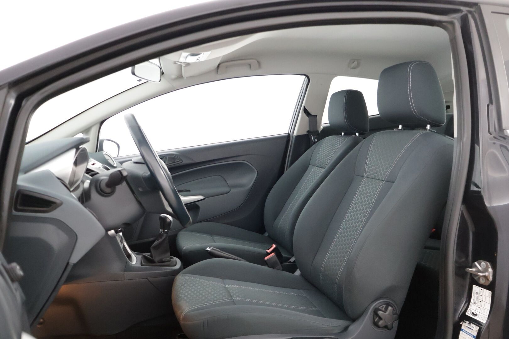 Ford Fiesta 2010 1,25 82 hv Titanium M5 3-ovinen * Suomiauto / Lohkolämmitin / Ilmastointi * - * 2-om. Suomiauto / Hyvin huollettu! / Kahdet hyvät renkaat *