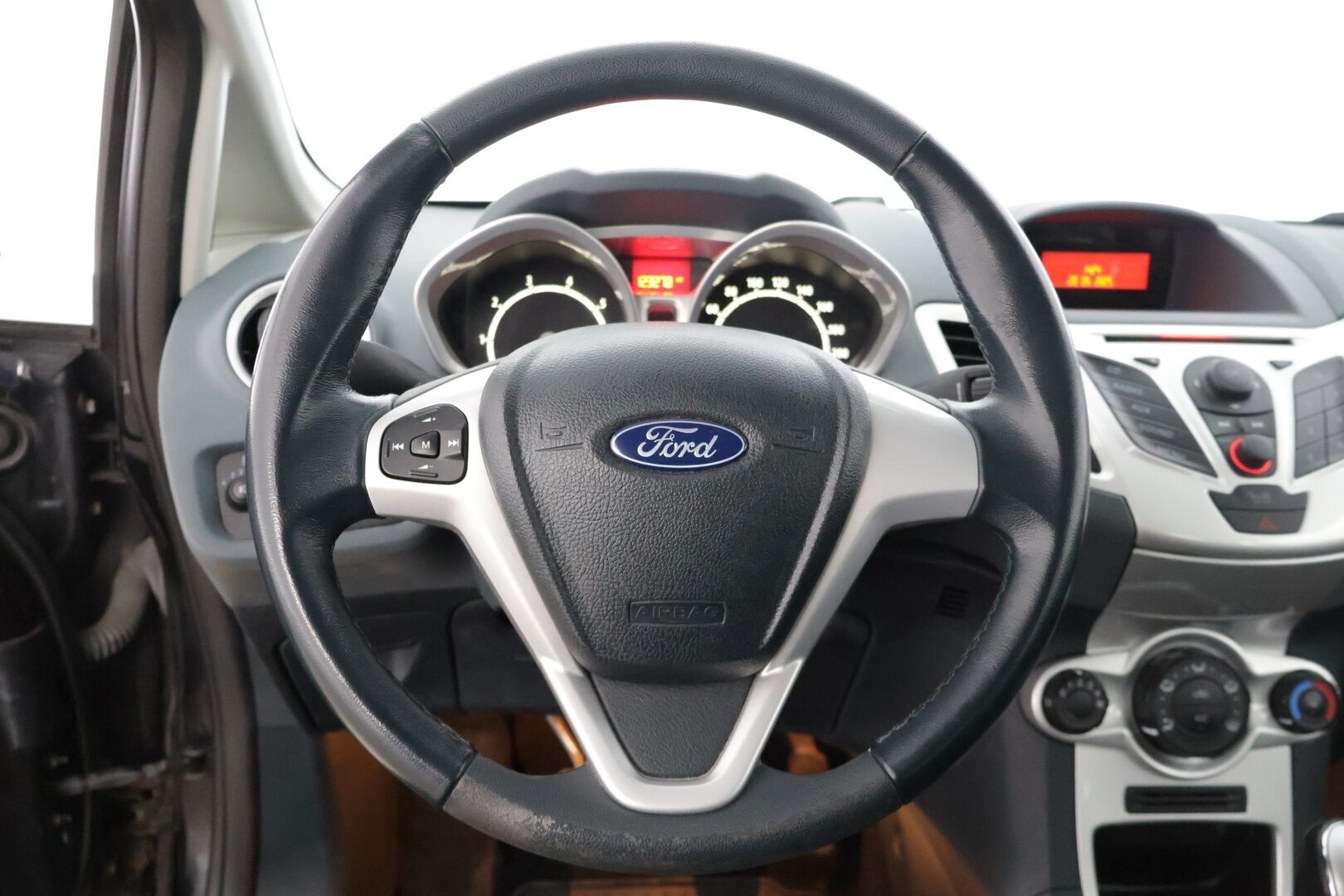 Ford Fiesta 2010 1,25 82 hv Titanium M5 3-ovinen * Suomiauto / Lohkolämmitin / Ilmastointi * - * 2-om. Suomiauto / Hyvin huollettu! / Kahdet hyvät renkaat *