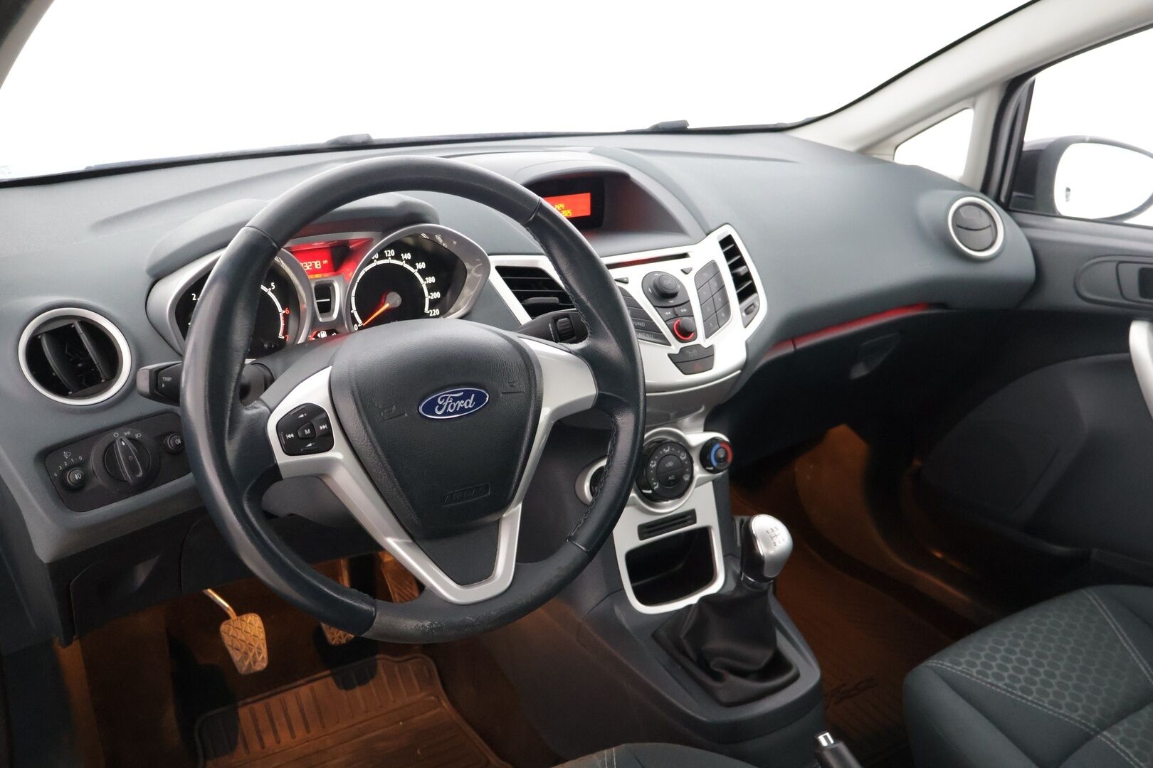 Ford Fiesta 2010 1,25 82 hv Titanium M5 3-ovinen * Suomiauto / Lohkolämmitin / Ilmastointi * - * 2-om. Suomiauto / Hyvin huollettu! / Kahdet hyvät renkaat *