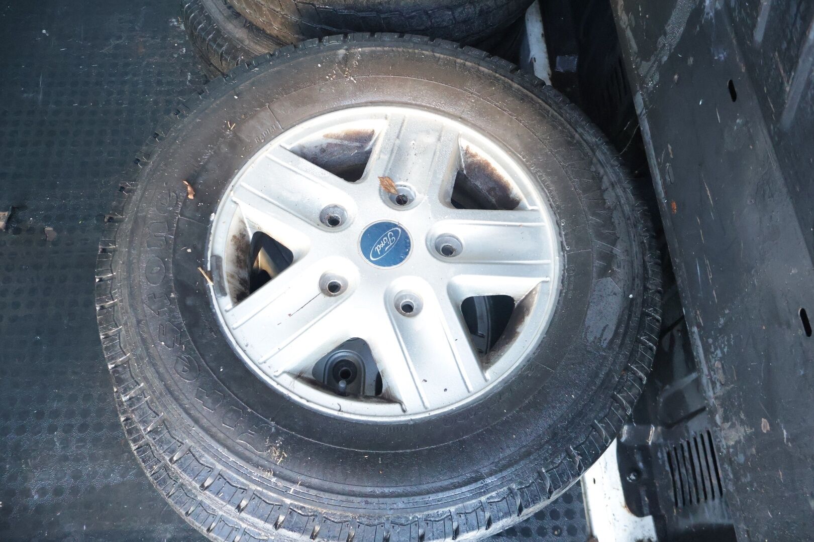 Ford Transit 2010 300L 2,2TDCi 115 N1 Van Trend FWD 4,36 Puolikorkea - Myydään huutokaupat.com *Suomiauto / Eber / Koukku* - Myydään huutokaupassa eniten tarjoavalle! / 2x renkaat vanteilla