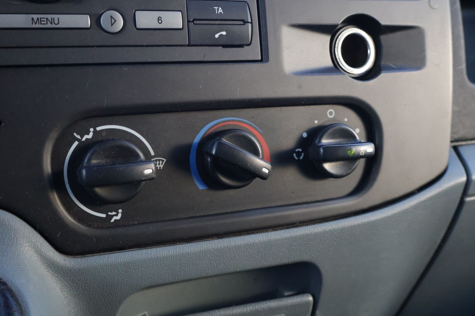 Ford Transit 2010 300L 2,2TDCi 115 N1 Van Trend FWD 4,36 Puolikorkea - Myydään huutokaupat.com *Suomiauto / Eber / Koukku* - Myydään huutokaupassa eniten tarjoavalle! / 2x renkaat vanteilla