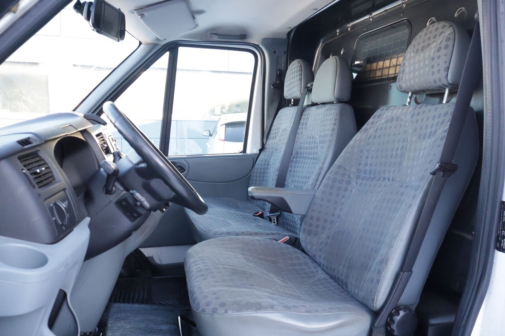 Ford Transit 2010 300L 2,2TDCi 115 N1 Van Trend FWD 4,36 Puolikorkea - Myydään huutokaupat.com *Suomiauto / Eber / Koukku* - Myydään huutokaupassa eniten tarjoavalle! / 2x renkaat vanteilla