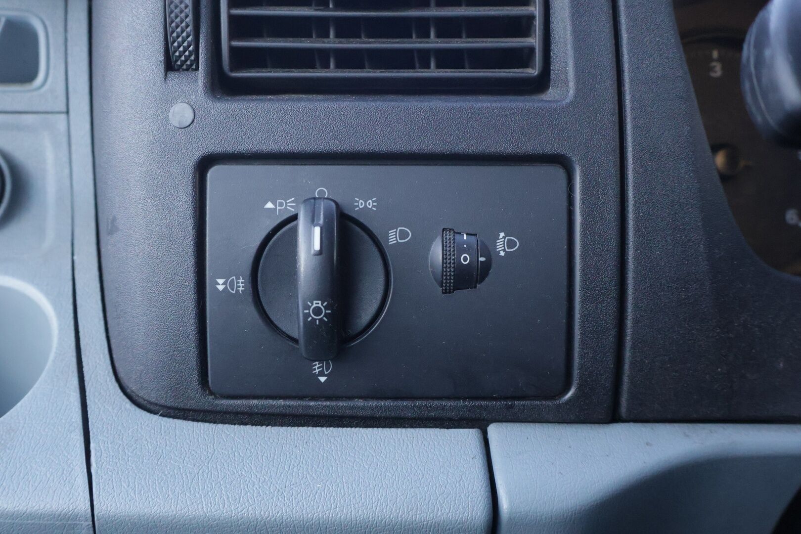 Ford Transit 2010 300L 2,2TDCi 115 N1 Van Trend FWD 4,36 Puolikorkea - Myydään huutokaupat.com *Suomiauto / Eber / Koukku* - Myydään huutokaupassa eniten tarjoavalle! / 2x renkaat vanteilla