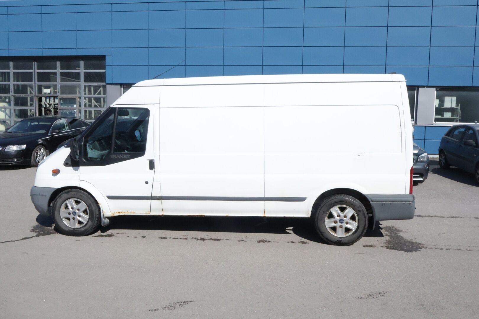Ford Transit 2010 300L 2,2TDCi 115 N1 Van Trend FWD 4,36 Puolikorkea - Myydään huutokaupat.com *Suomiauto / Eber / Koukku* - Myydään huutokaupassa eniten tarjoavalle! / 2x renkaat vanteilla