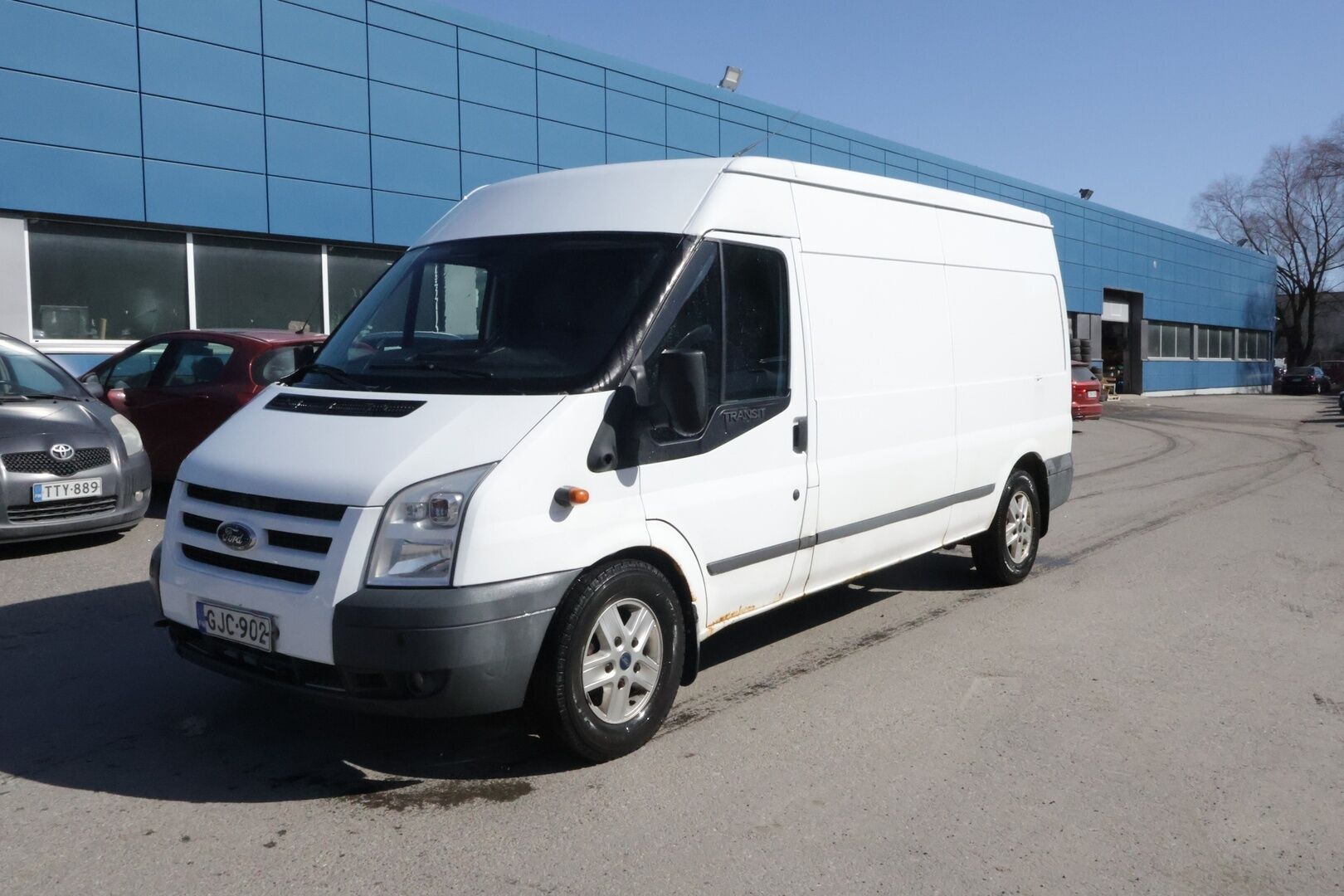 Ford Transit 2010 300L 2,2TDCi 115 N1 Van Trend FWD 4,36 Puolikorkea - Myydään huutokaupat.com *Suomiauto / Eber / Koukku* - Myydään huutokaupassa eniten tarjoavalle! / 2x renkaat vanteilla