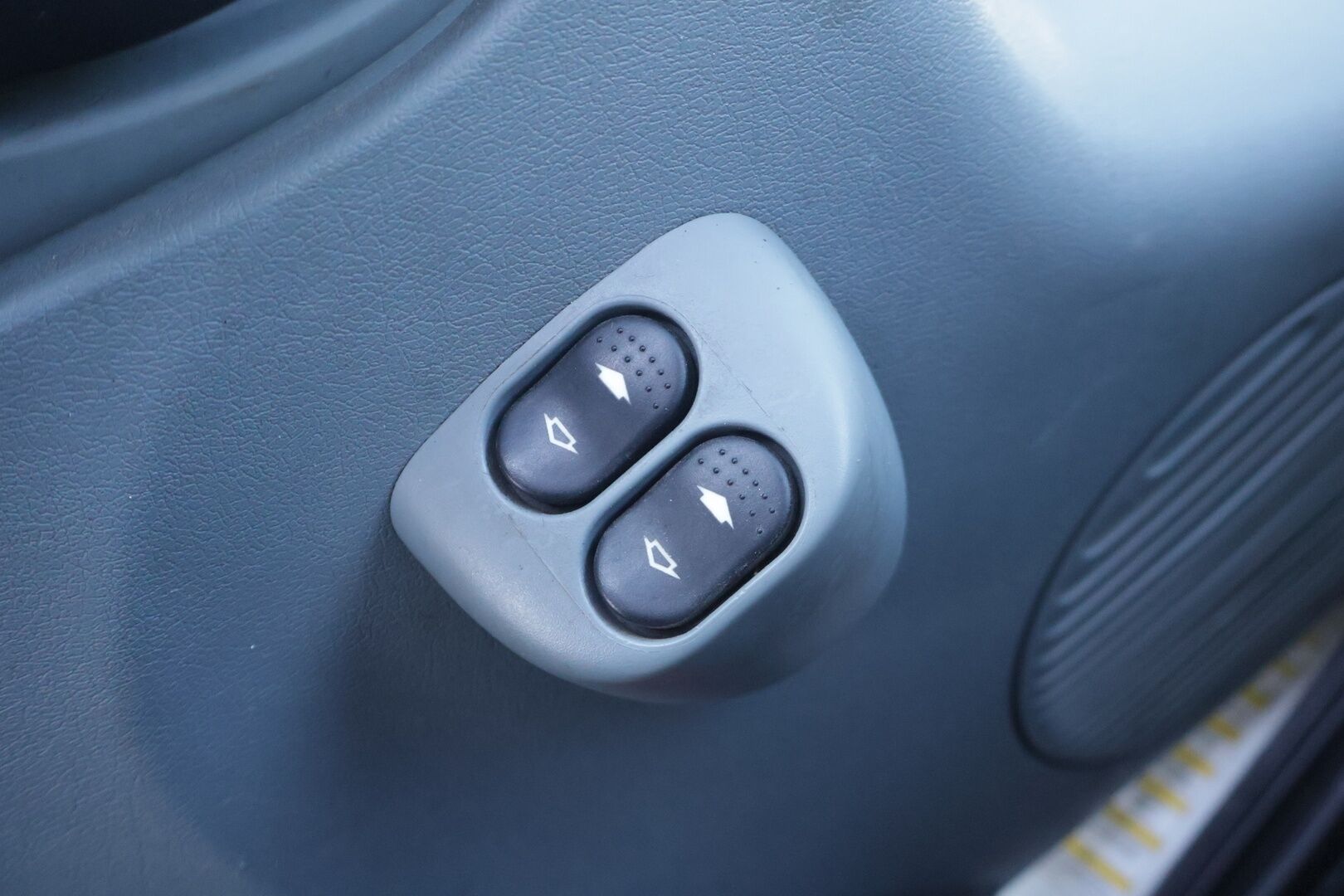 Ford Transit 2010 300L 2,2TDCi 115 N1 Van Trend FWD 4,36 Puolikorkea - Myydään huutokaupat.com *Suomiauto / Eber / Koukku* - Myydään huutokaupassa eniten tarjoavalle! / 2x renkaat vanteilla