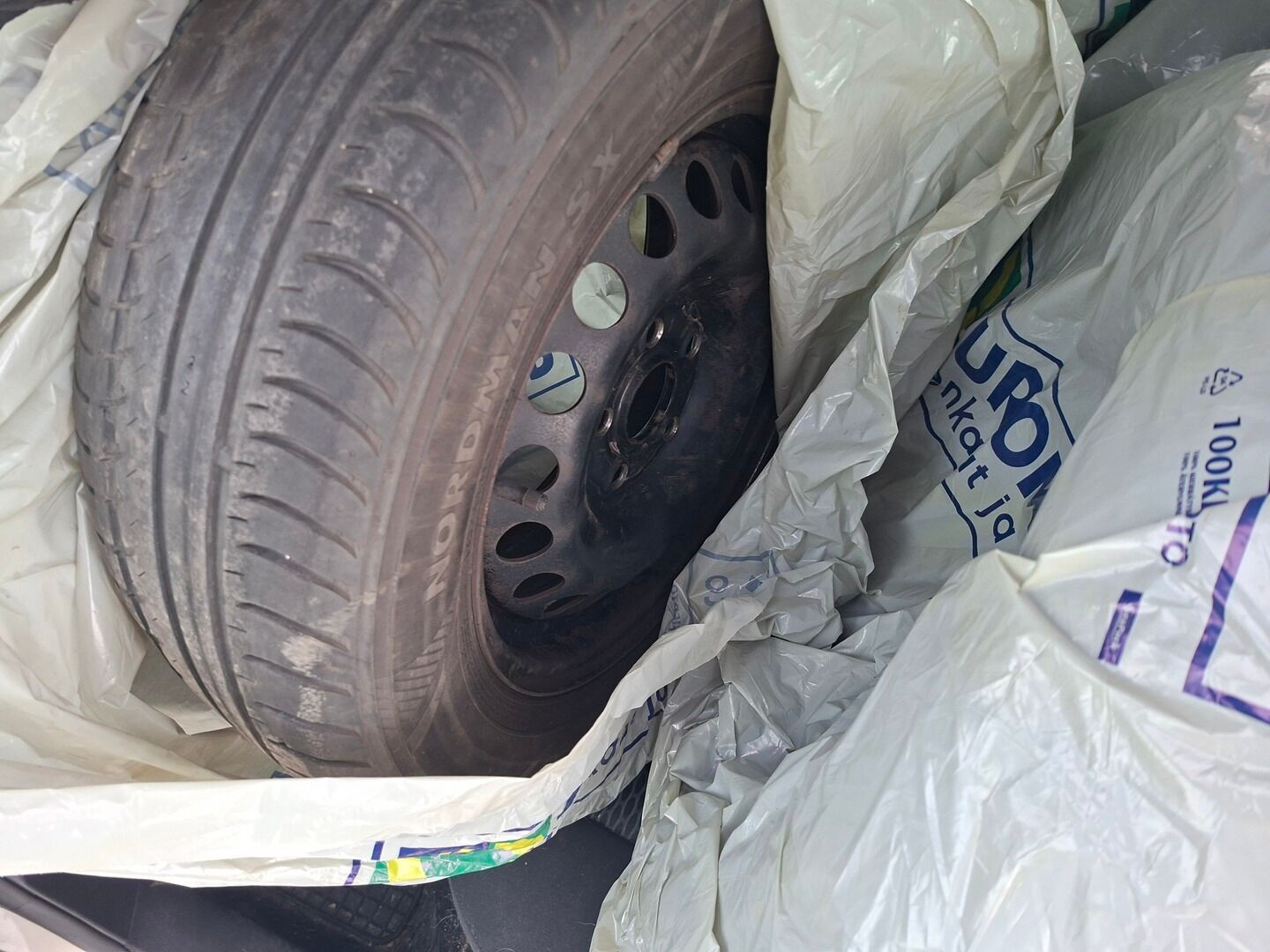 Volkswagen Golf 2010 Trendline 1,2 TSI 77 kW (105 hv) BlueMotion Technology 4-ovinen * YritysOutlet - Myydään vain yrityksille * - YritysOutlet - Myydään vain yrityksille / Leimaa 07/2026 / Kahdet renkaat