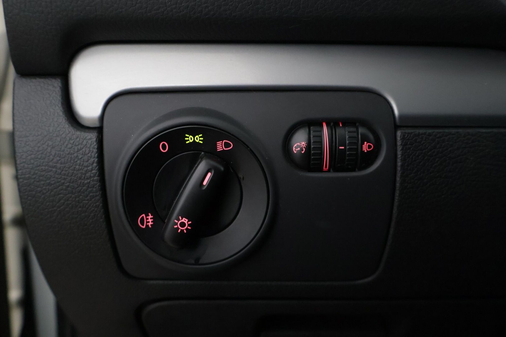 Volkswagen Golf 2010 Trendline 1,2 TSI 77 kW (105 hv) BlueMotion Technology 4-ovinen * YritysOutlet - Myydään vain yrityksille * - YritysOutlet - Myydään vain yrityksille / Leimaa 07/2026 / Kahdet renkaat