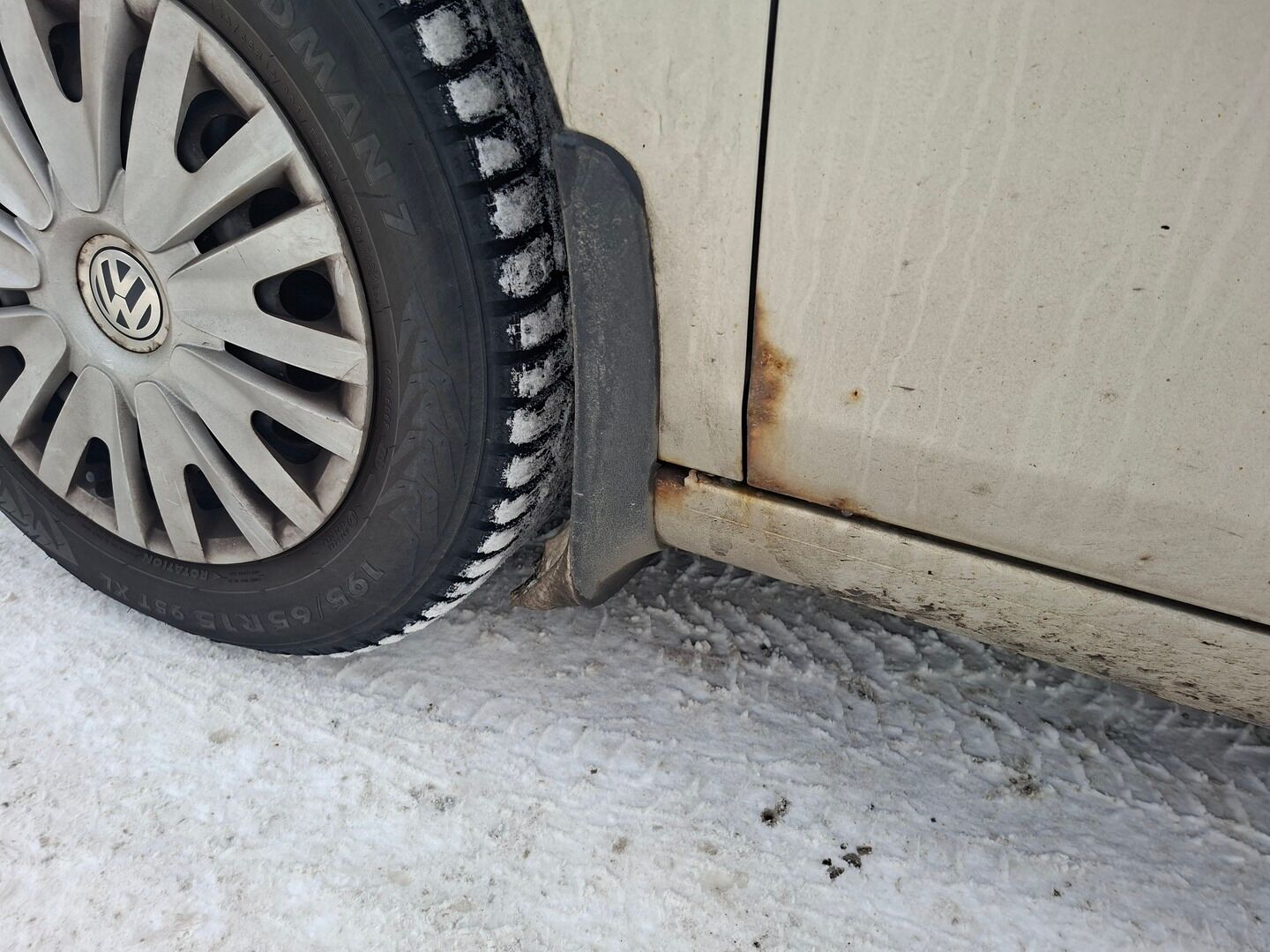 Volkswagen Golf 2010 Trendline 1,2 TSI 77 kW (105 hv) BlueMotion Technology 4-ovinen * YritysOutlet - Myydään vain yrityksille * - YritysOutlet - Myydään vain yrityksille / Leimaa 07/2026 / Kahdet renkaat