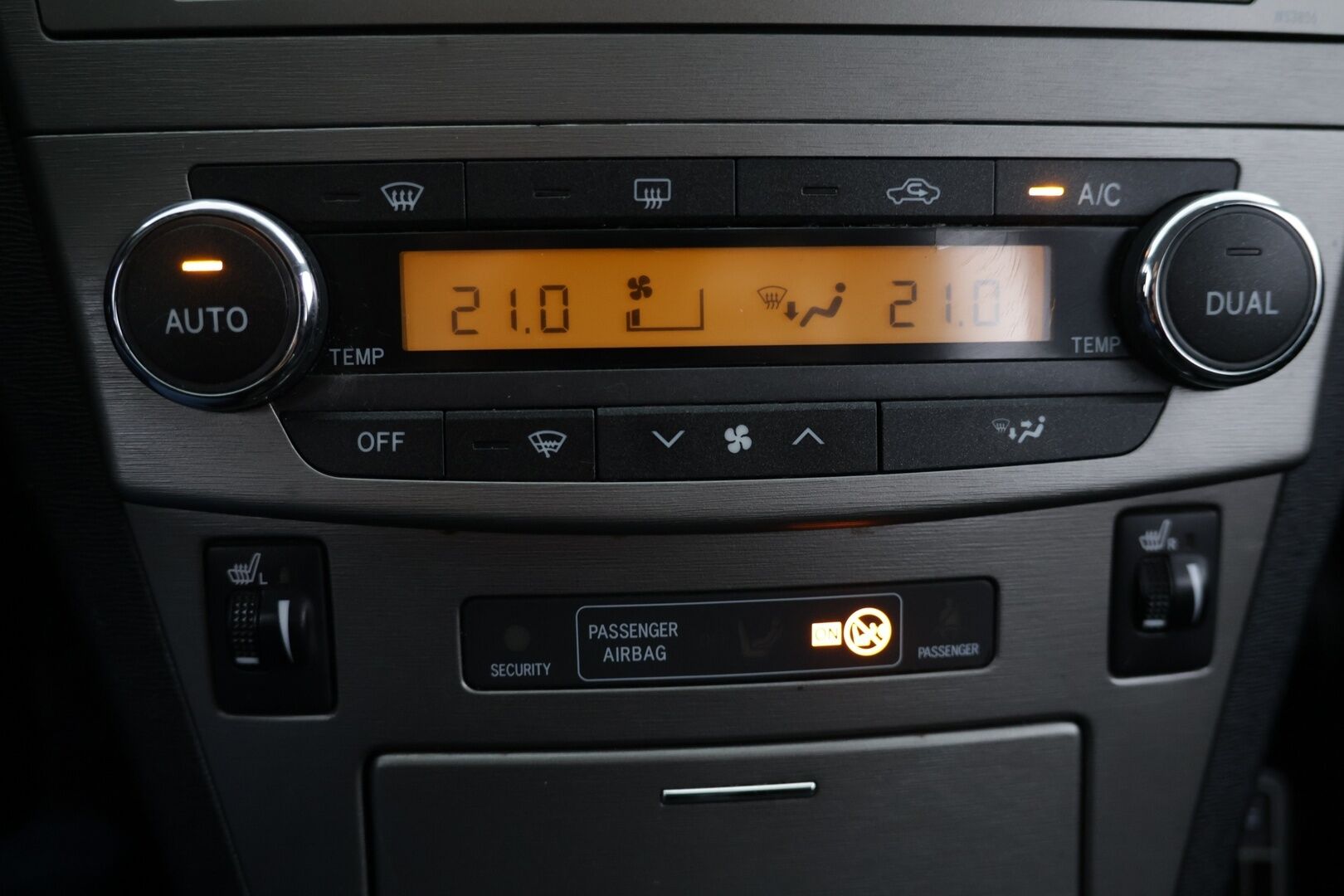 Toyota Avensis 2011 1,6 Valvematic Sol Edition Wagon - YritysOutlet - Myydään vain yrityksille - Suomi-auto / Huoltokirja / Lohko / Bluetooth / Koukku