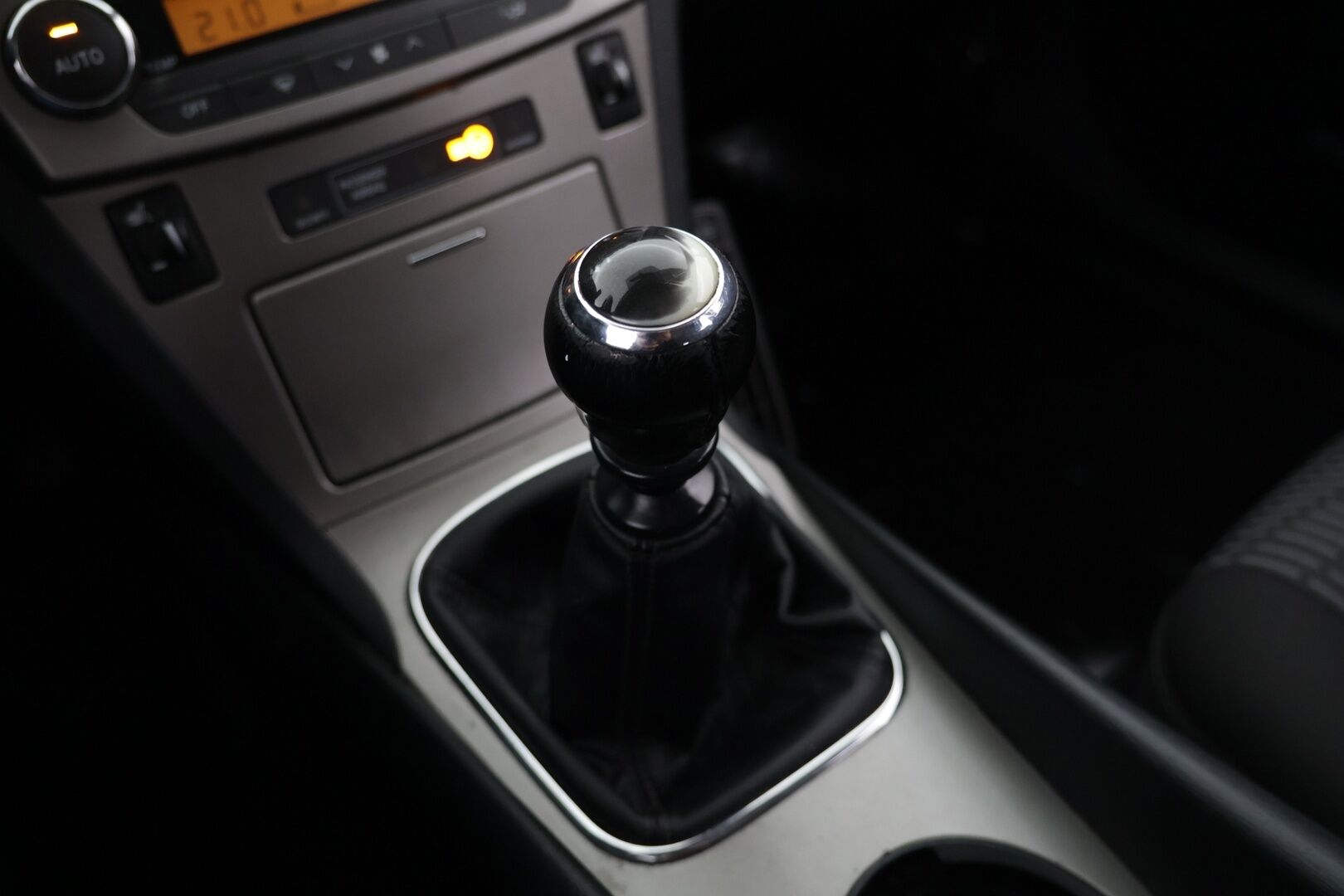 Toyota Avensis 2011 1,6 Valvematic Sol Edition Wagon - YritysOutlet - Myydään vain yrityksille - Suomi-auto / Huoltokirja / Lohko / Bluetooth / Koukku