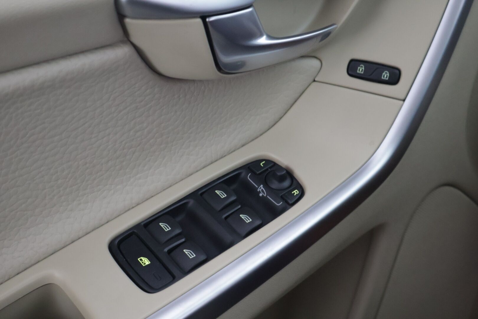 Volvo XC60 2010 D5 AWD Summum Business aut ** YritysOutlet - Myydään vain yrityksille ** ACC / Koukku / Webasto / Sähköpenkit / BLIS - ** Katso varusteet / Juuri katsastettu **