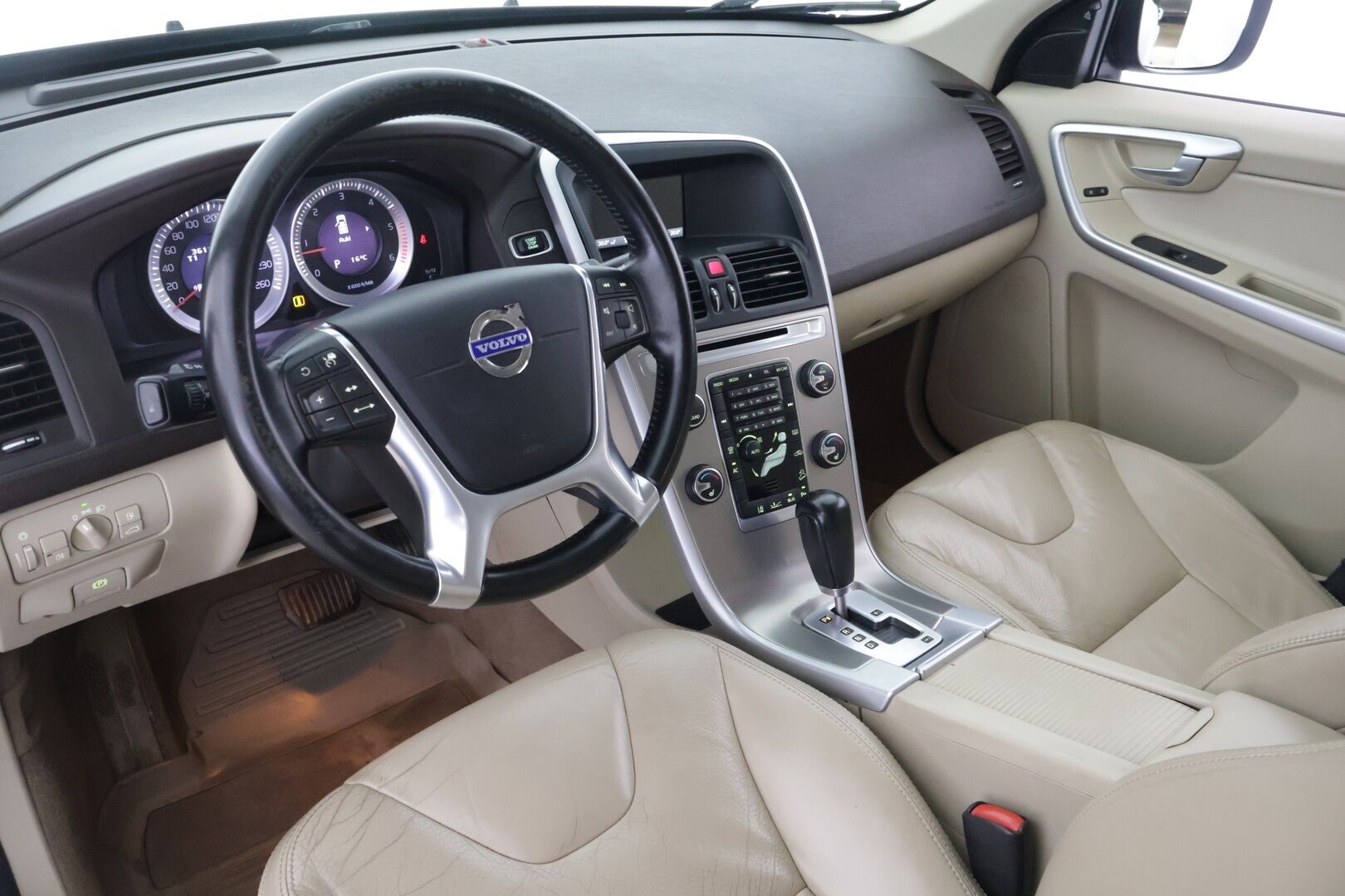 Volvo XC60 2010 D5 AWD Summum Business aut ** YritysOutlet - Myydään vain yrityksille ** ACC / Koukku / Webasto / Sähköpenkit / BLIS - ** Katso varusteet / Juuri katsastettu **
