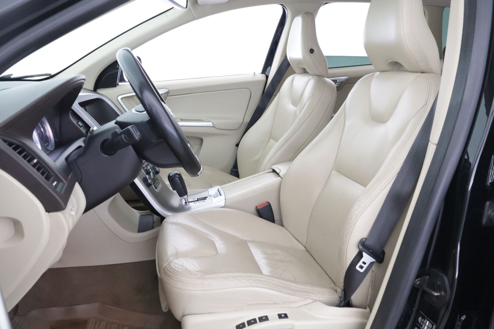Volvo XC60 2010 D5 AWD Summum Business aut ** YritysOutlet - Myydään vain yrityksille ** ACC / Koukku / Webasto / Sähköpenkit / BLIS - ** Katso varusteet / Juuri katsastettu **