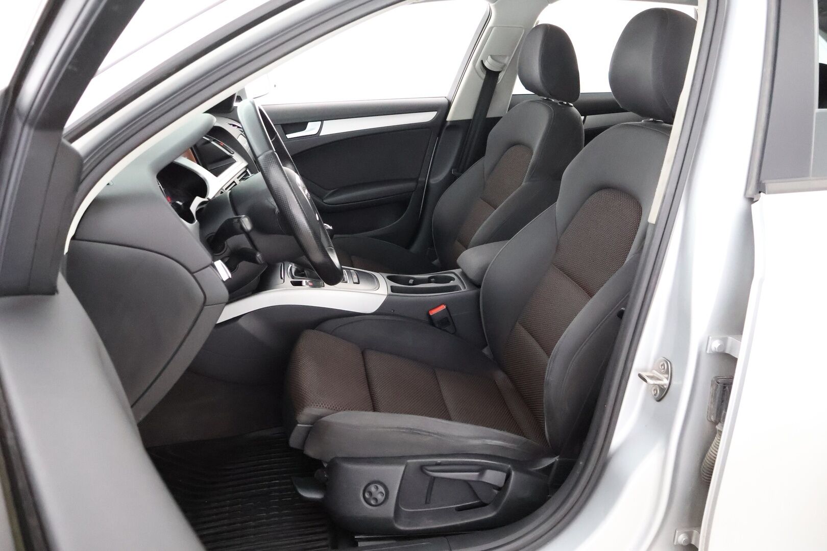 Audi A4 allroad quattro 2011 2,0 TDI (DPF) 105 kW quattro Start-Stop Alpine Pro - MYYDÄÄN HUUTOKAUPAT.COM! / Vetokoukku / Lohko / Vakkari / Urheiluistuimet!