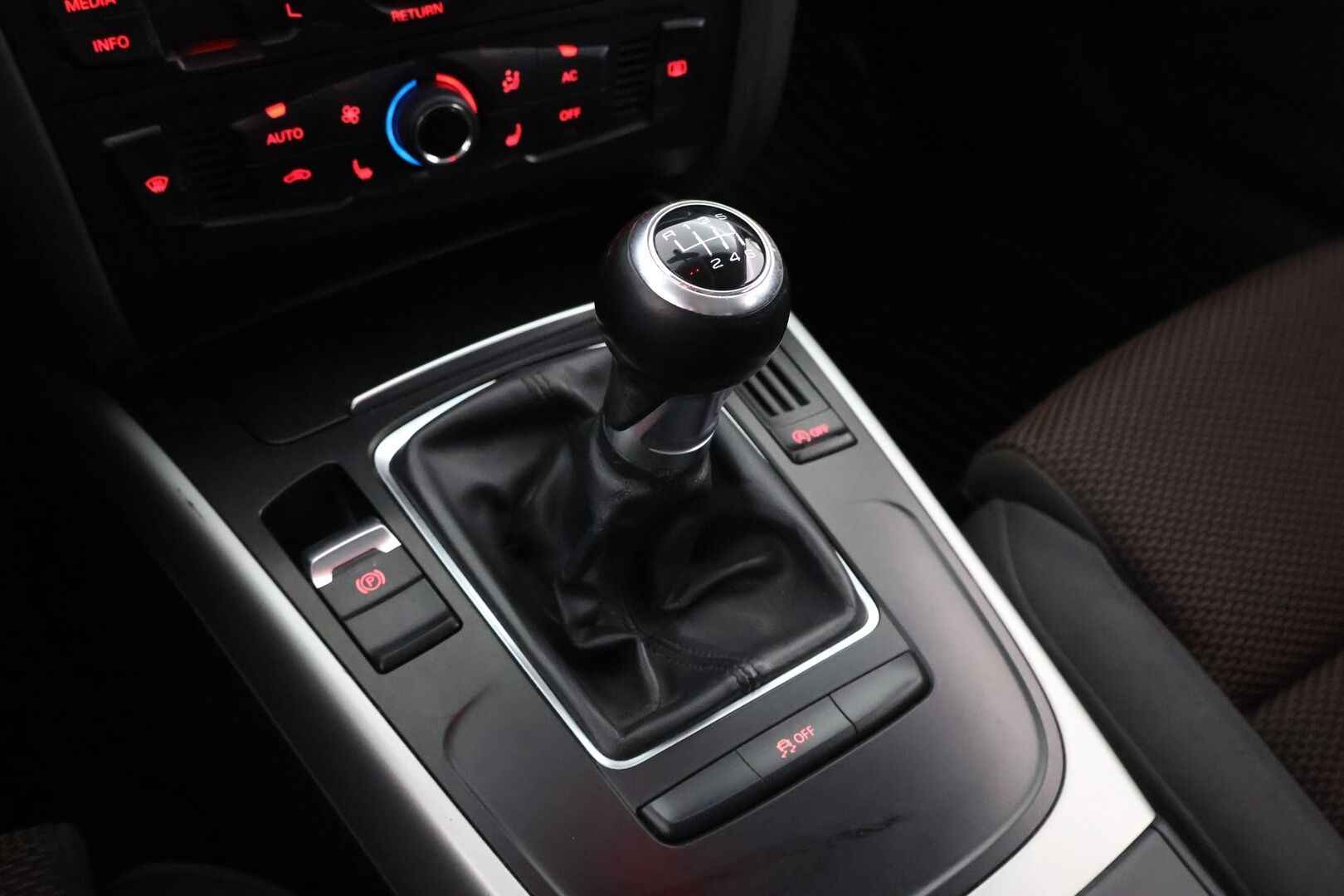 Audi A4 allroad quattro 2011 2,0 TDI (DPF) 105 kW quattro Start-Stop Alpine Pro - MYYDÄÄN HUUTOKAUPAT.COM! / Vetokoukku / Lohko / Vakkari / Urheiluistuimet!