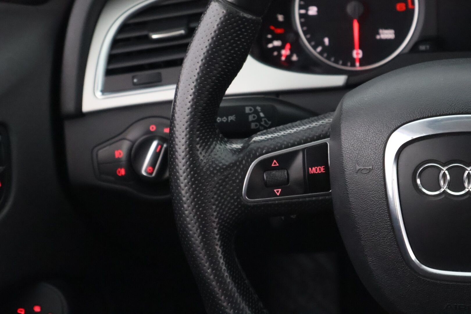 Audi A4 allroad quattro 2011 2,0 TDI (DPF) 105 kW quattro Start-Stop Alpine Pro - MYYDÄÄN HUUTOKAUPAT.COM! / Vetokoukku / Lohko / Vakkari / Urheiluistuimet!