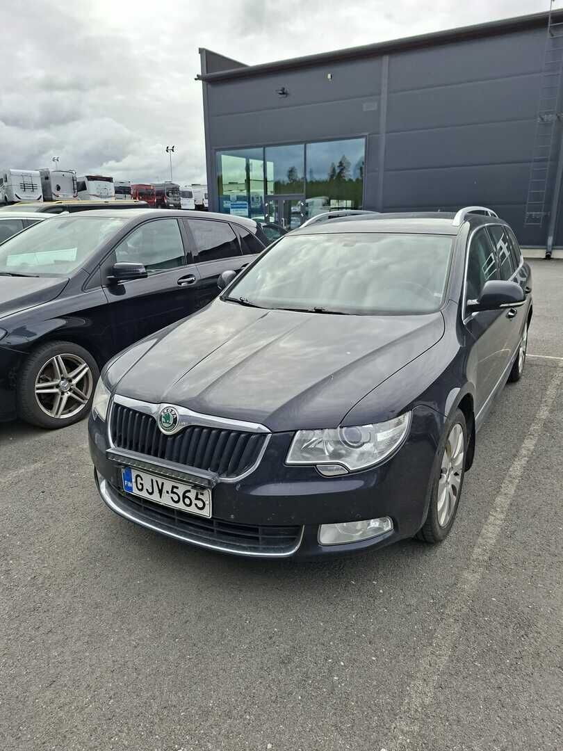 Skoda Superb 2011 Combi 2,0 TDI 140 Elegance DSG Autom. - YritysOutlet - Myydään vain yrityksille - Vakkari | Nahkapenkit | Lohko | 2x Renkaat | Seuraava katsastus 04/27
