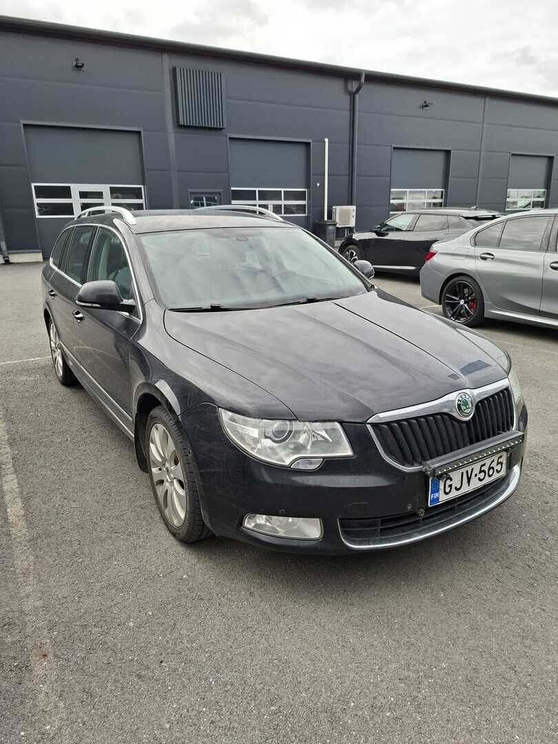 Skoda Superb 2011 Combi 2,0 TDI 140 Elegance DSG Autom. - YritysOutlet - Myydään vain yrityksille - Vakkari | Nahkapenkit | Lohko | 2x Renkaat | Seuraava katsastus 04/27