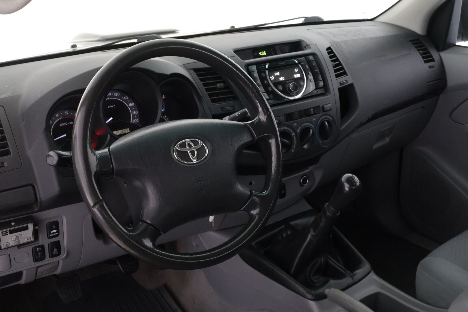 Toyota Hilux 2011 Extra Cab 2,5 D-4D 4WD 144 DLX - Suomi-Auto | Vetokoukku | Ilmastointi | Polttoainekäyttöinen lisälämmitin | 