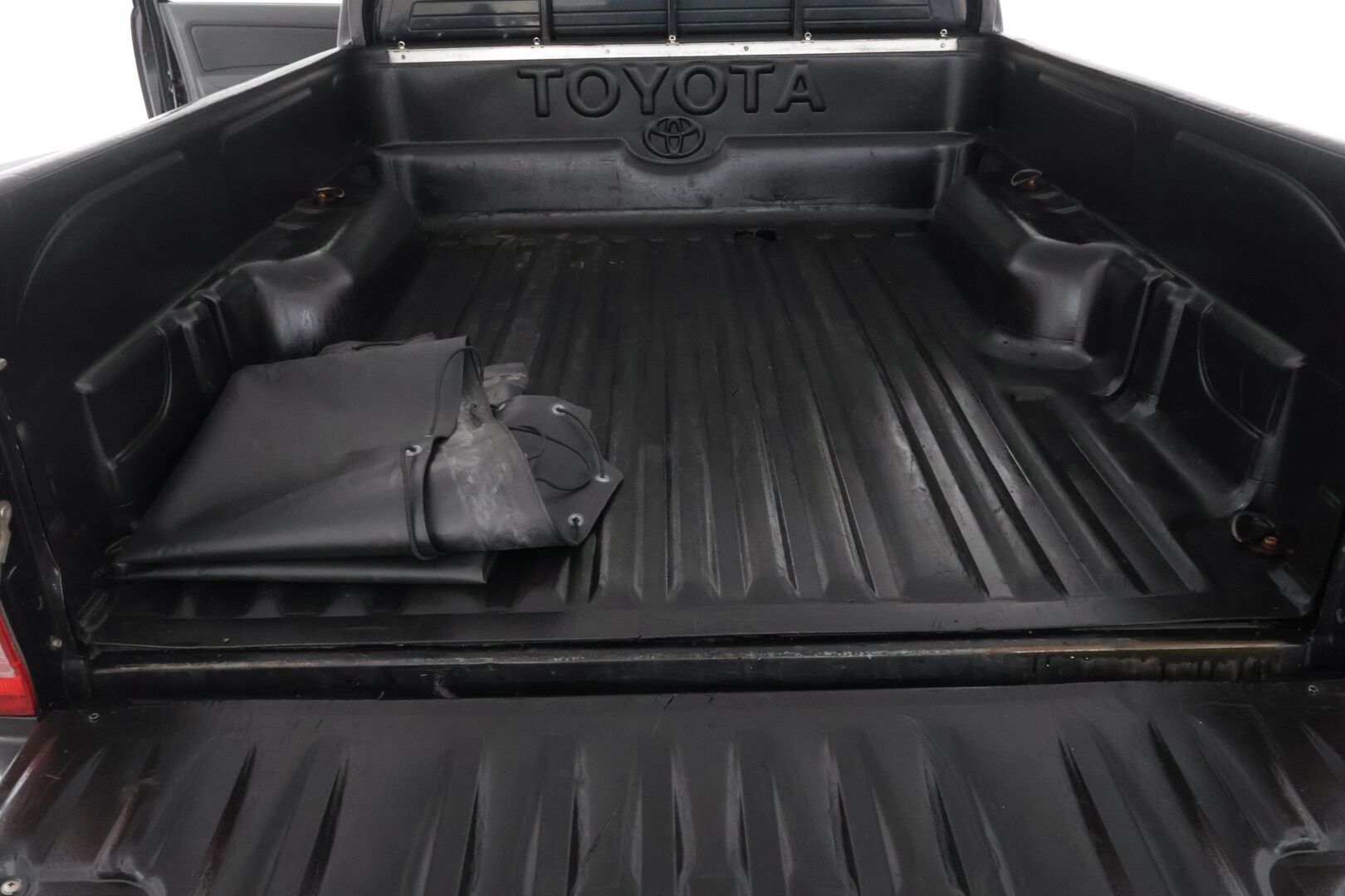 Toyota Hilux 2011 Extra Cab 2,5 D-4D 4WD 144 DLX - Suomi-Auto | Vetokoukku | Ilmastointi | Polttoainekäyttöinen lisälämmitin | 