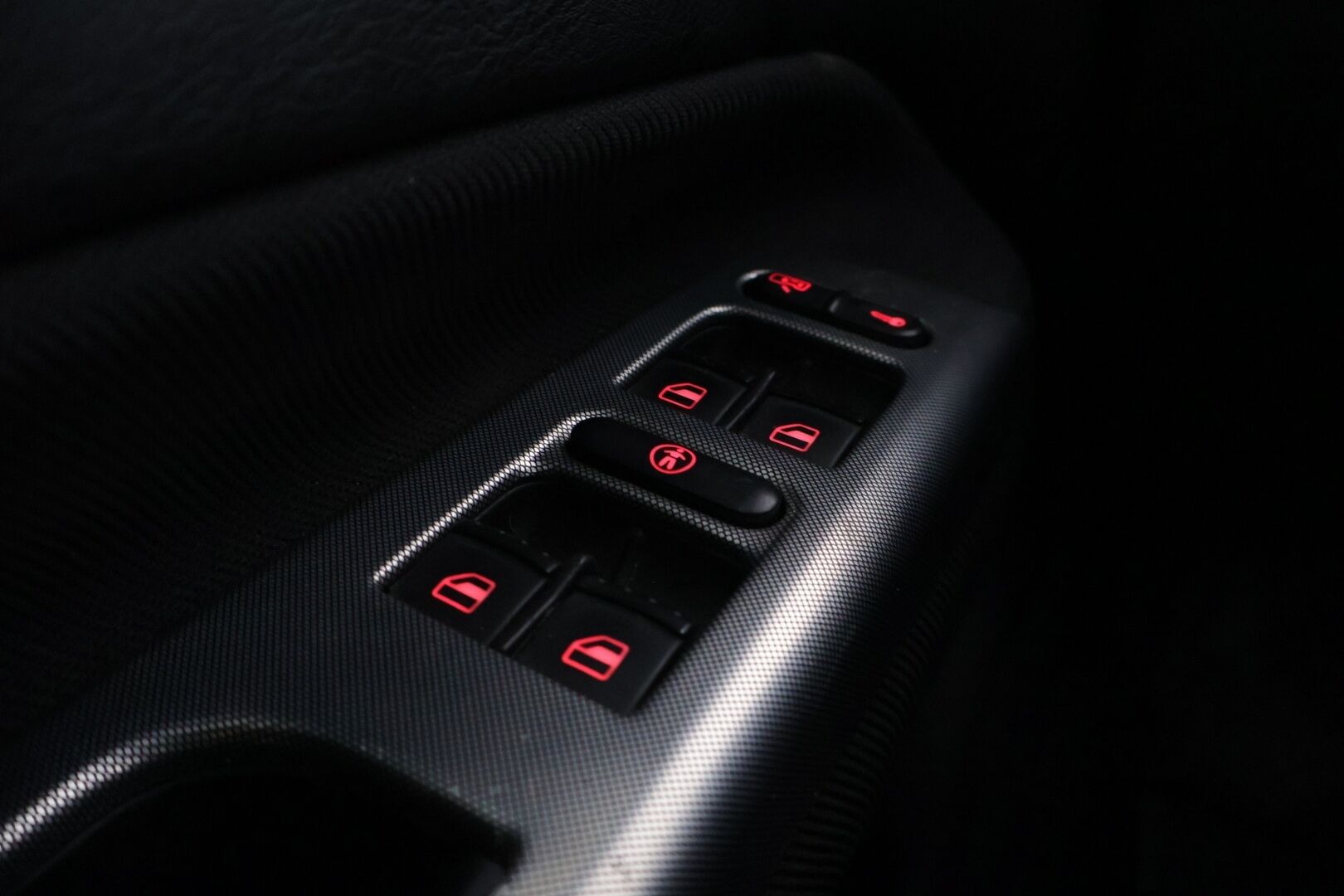 Volkswagen Golf 2003 1,9 - YritysOutlet - Myydään vain yrityksille - Vetokoukku / Multimedia näyttö / Sporttipenkit / GTI Mittaristo