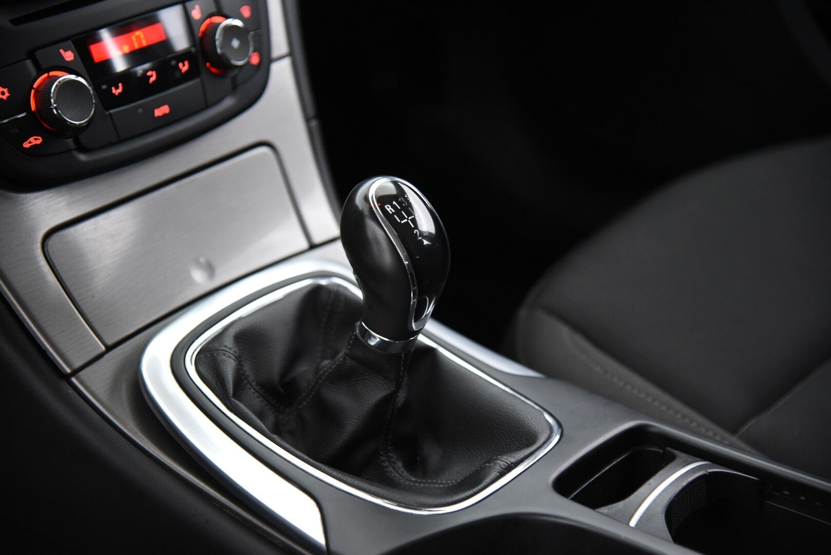 Opel Insignia 2011 Sports Tourer Edition 2,0 CDTI ecoFLEX Start/Stop 118kW MT6 BL / Suomi-Auto / Vakkari / Koukku / P. Tutkat - 2x Aluvanteet, hyvillä renkailla!