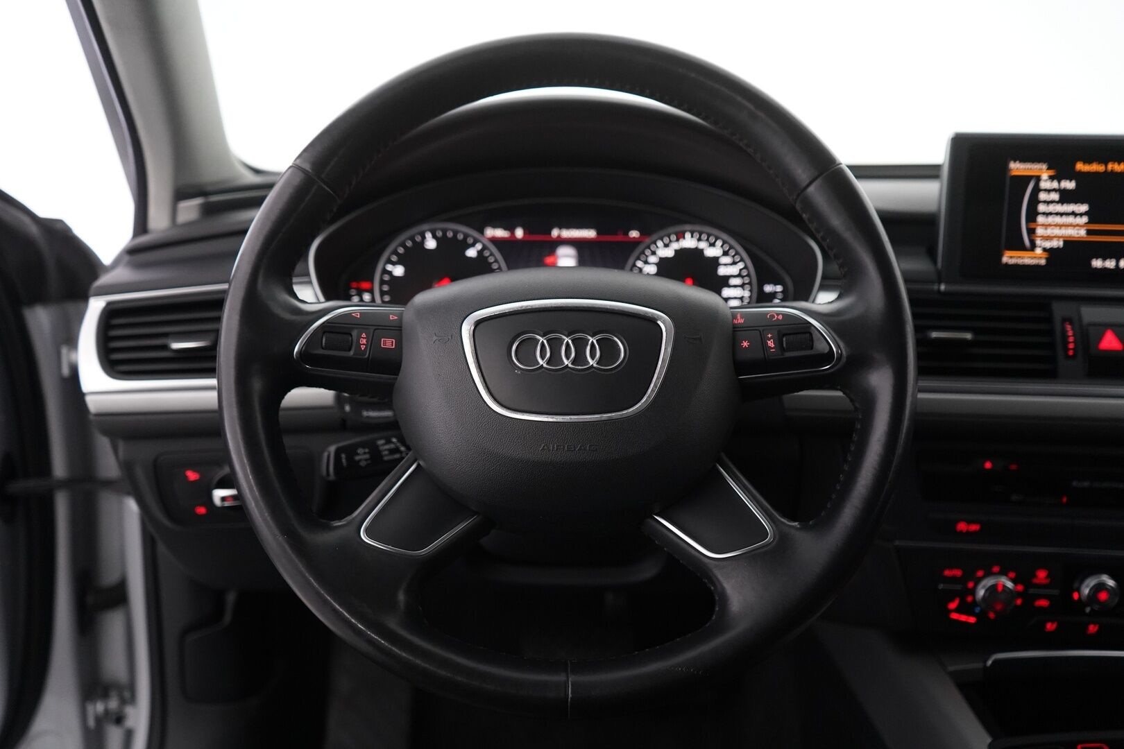 Audi A6 2012 2.0 TDI Sedan Business 130 kW multitronic Start-Stop * Webasto / Vakkari / Penkinlämmittimet / Koukku * - Öljynkulutusremontti tehty! / Jakohihna vaihdettu / Suomi-auto / Myydään juuri huollettuna ja katsastettuna!