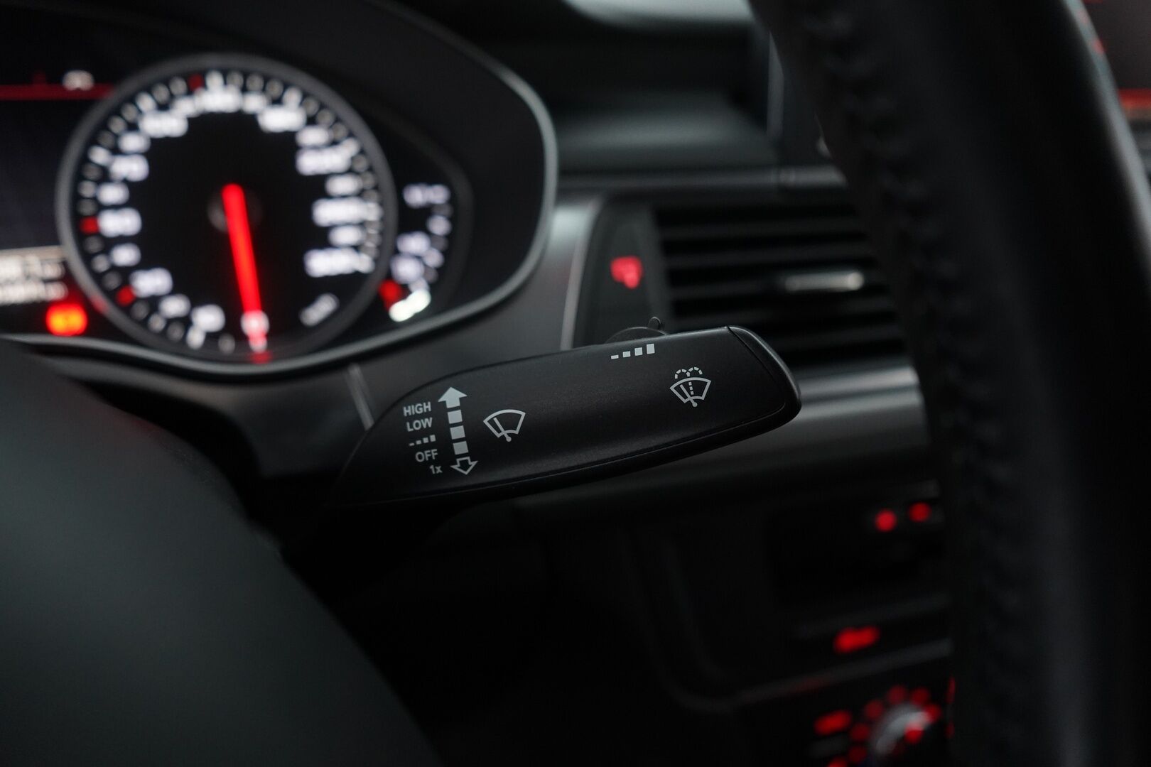 Audi A6 2012 MYYDÄÄN HUUTOKAUPAT.COM - Öljynkulutusremontti tehty! / Jakohihna vaihdettu / Suomi-auto / Myydään juuri huollettuna ja katsastettuna!