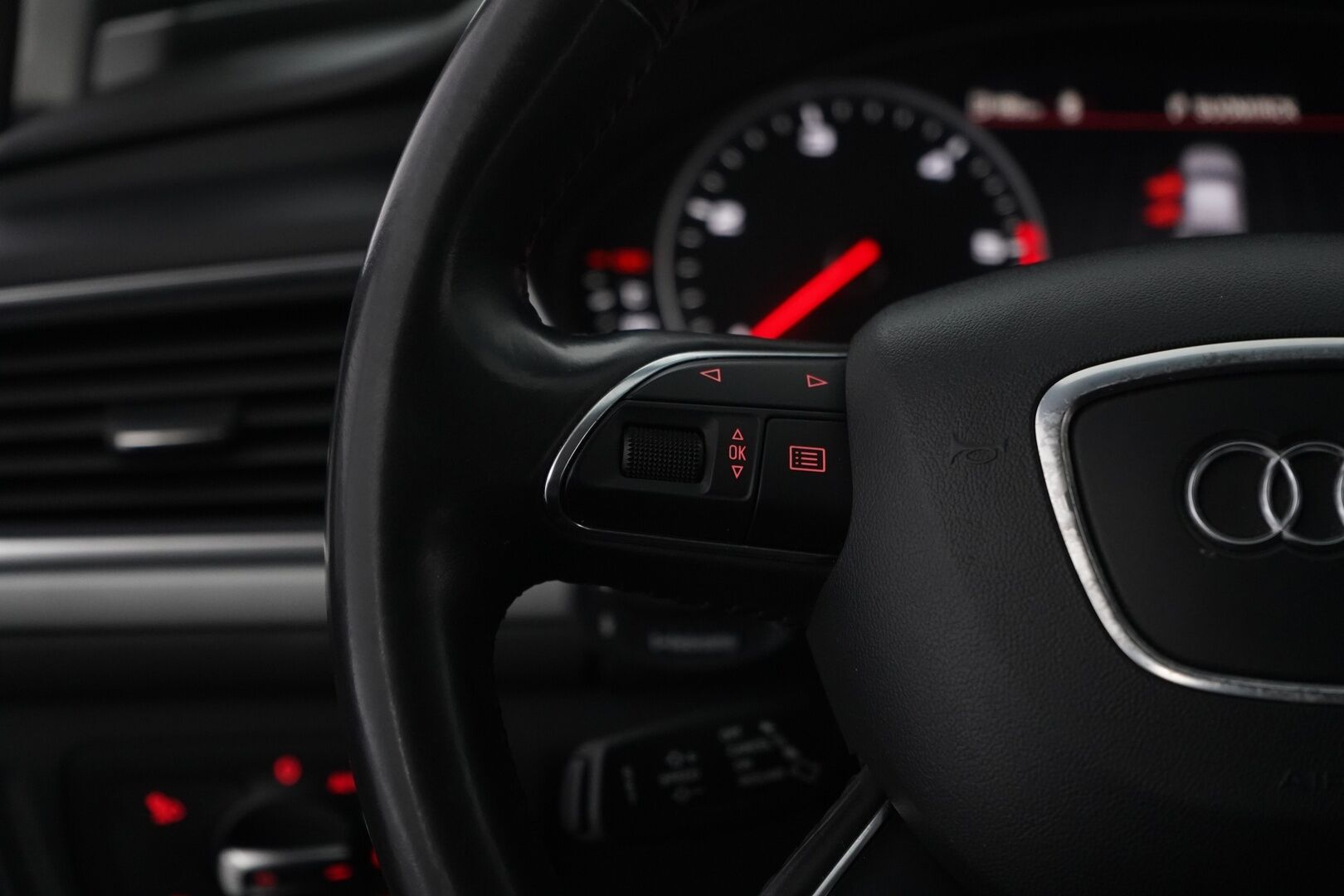 Audi A6 2012 MYYDÄÄN HUUTOKAUPAT.COM - Öljynkulutusremontti tehty! / Jakohihna vaihdettu / Suomi-auto / Myydään juuri huollettuna ja katsastettuna!