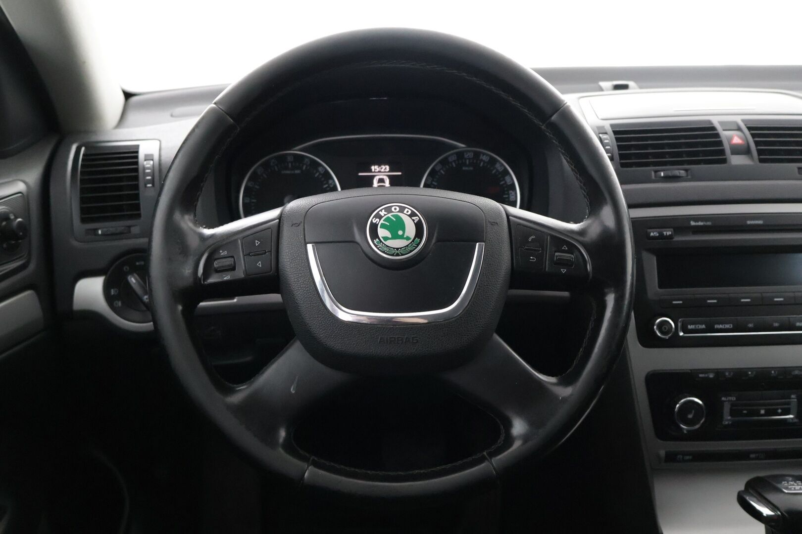 Skoda Octavia 2011 Combi 2,0 TDI 140 4x4 Elegance DSG Autom. *YritysOulet - Myydään vain Yrityksille* - | Suomi-auto | Tutkat | Neliveto | Vetokoukku | 2x renkaat |