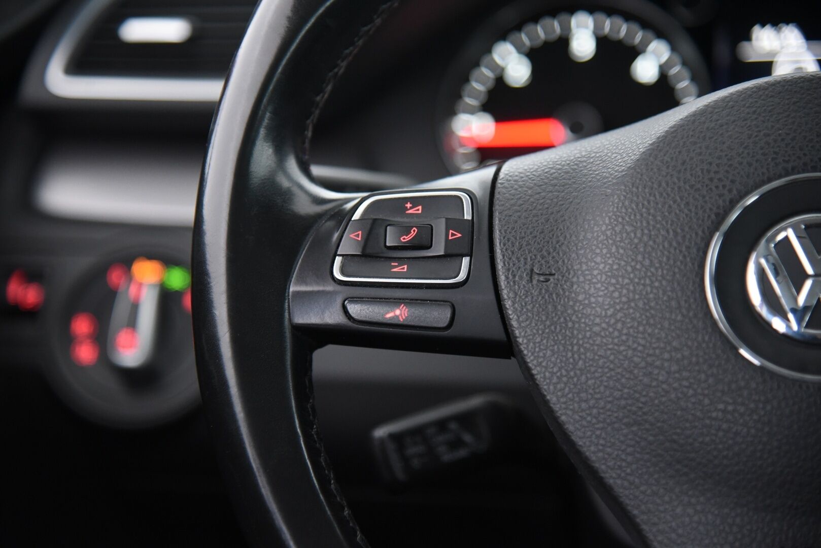 Volkswagen Passat 2012 Comfortline Neliveto 2,0 TDI 103kW ** Suomi-Auto / Webasto / Vetokoukku / Vakionopeudensäädin / Sähköluukku / Xenon ** - Myydään Huutokaupat.comissa!