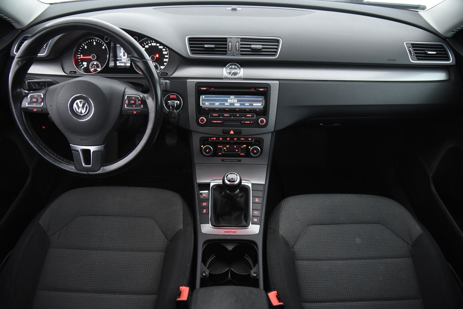 Volkswagen Passat 2012 Comfortline Neliveto 2,0 TDI 103kW ** Suomi-Auto / Webasto / Vetokoukku / Vakionopeudensäädin / Sähköluukku / Xenon ** - Myydään Huutokaupat.comissa!